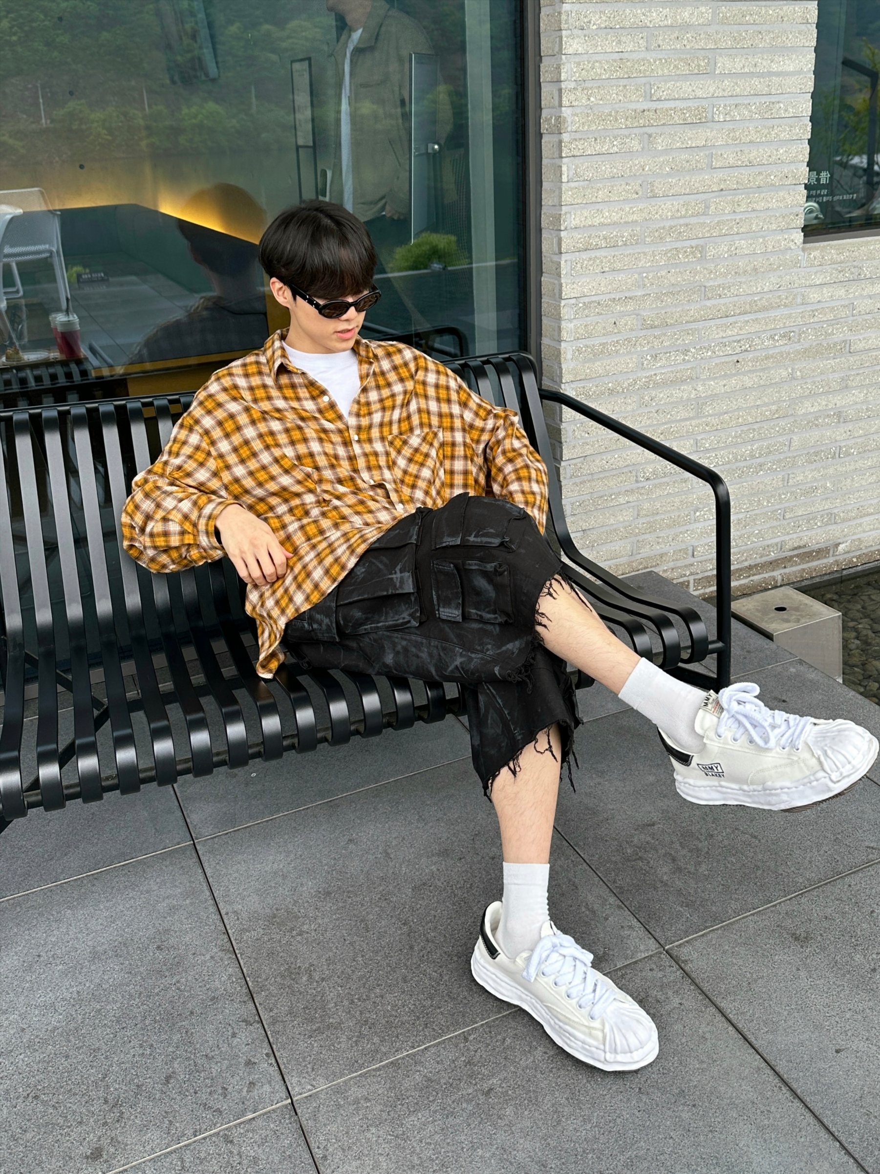 Nos Couleurs Check Bite Shirts Mustard, Nos Couleurs Distressed Cargo Shorts Black 착용 스타일 - 1