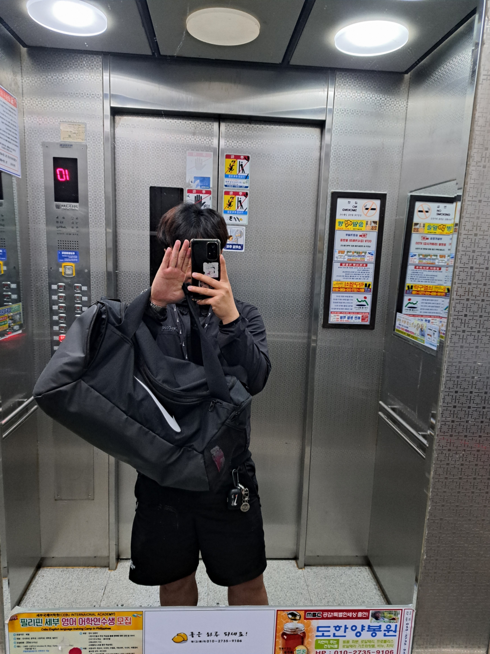 Nike Brasilia 9.5 Training Duffle Bag Small 41L Black, Nike ID Badge Lanyard Black 착용 스타일