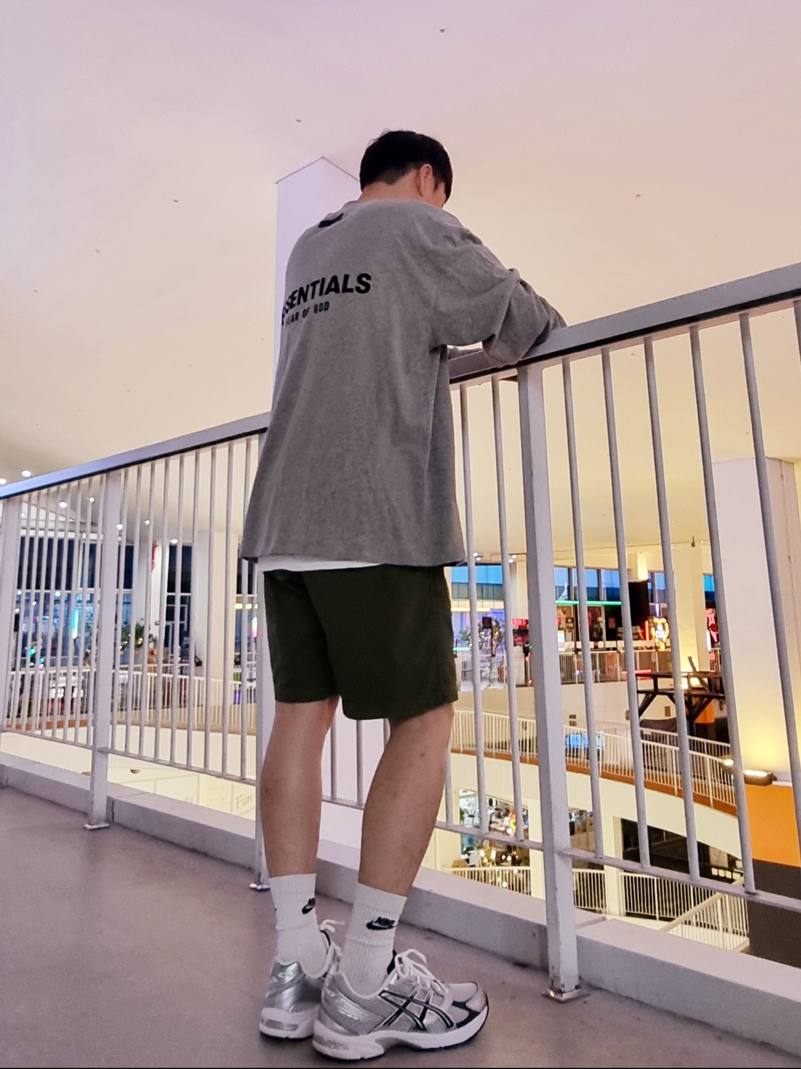 Asics Gel-1130 White Black, Essentials The Core Collection Long Sleeve T-Shirt Dark Oatmeal 착용 스타일 - 1