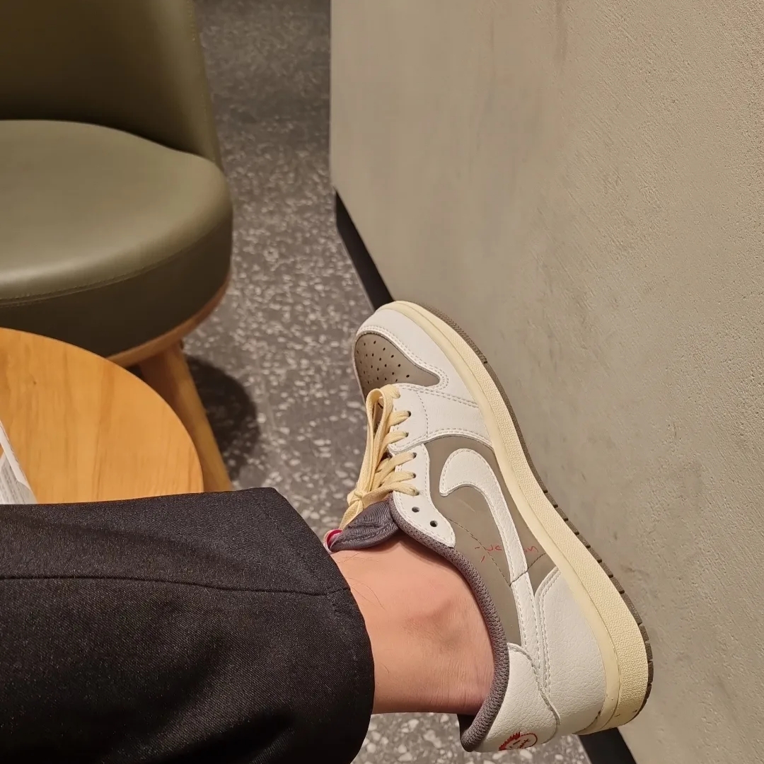 Jordan 1 x Travis Scott Retro Low OG SP Sail and Ridgerock 착용 스타일