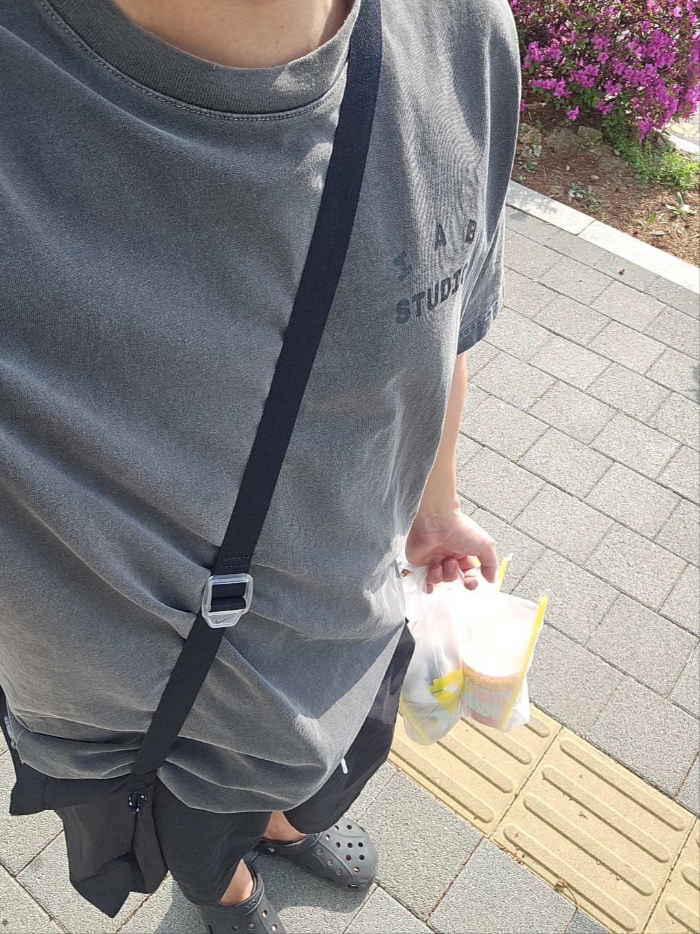 IAB Studio Pigment T-Shirt Black, Nike NSW Woven Lined Flow Shorts Black - Asia 착용 스타일 - 1