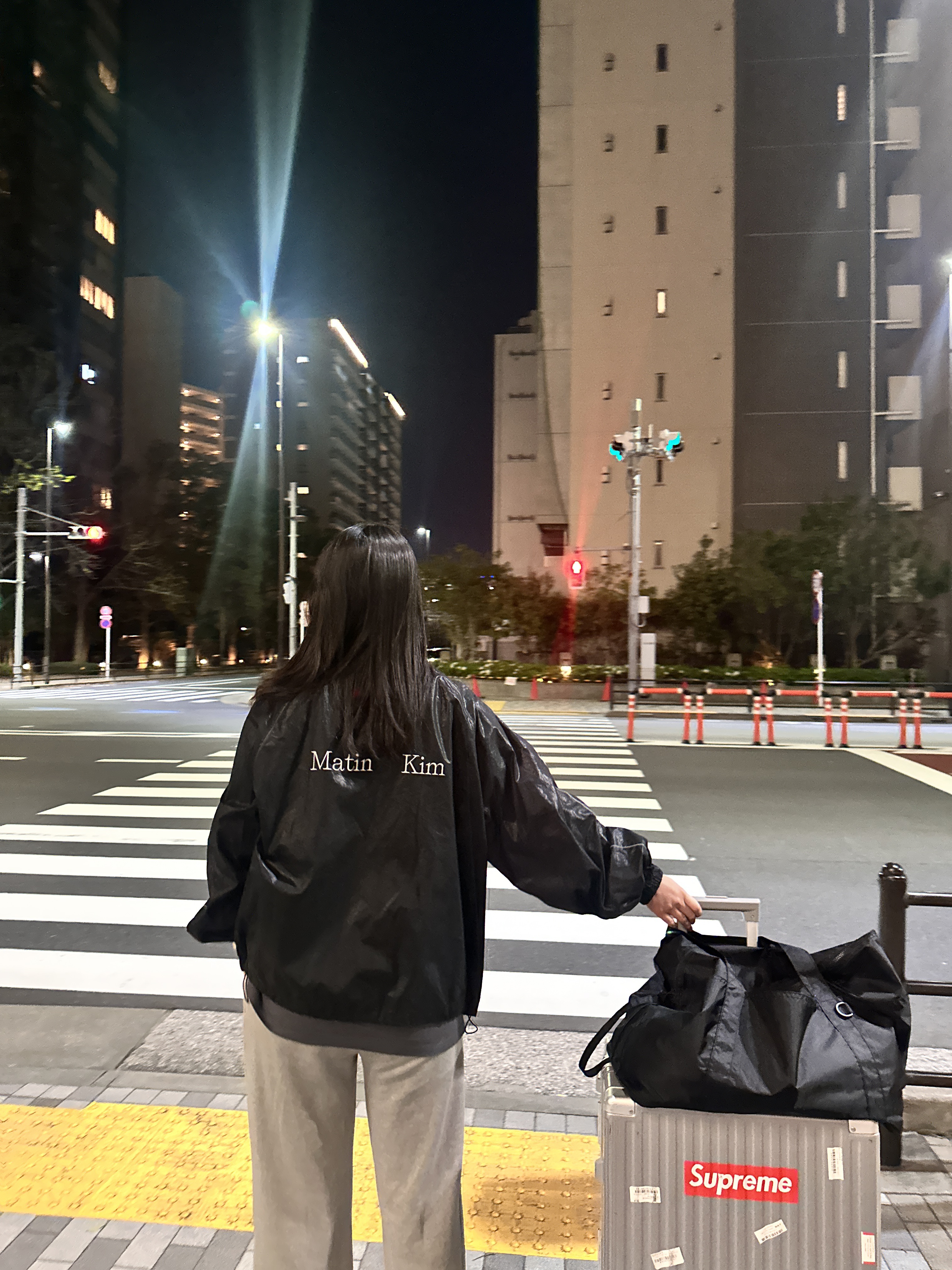 (W) Matin Kim Logo Coating Jumper Black, Supreme x Rimowa Topas Multiwheel Red 82L - 18SS 착용 스타일 - 2