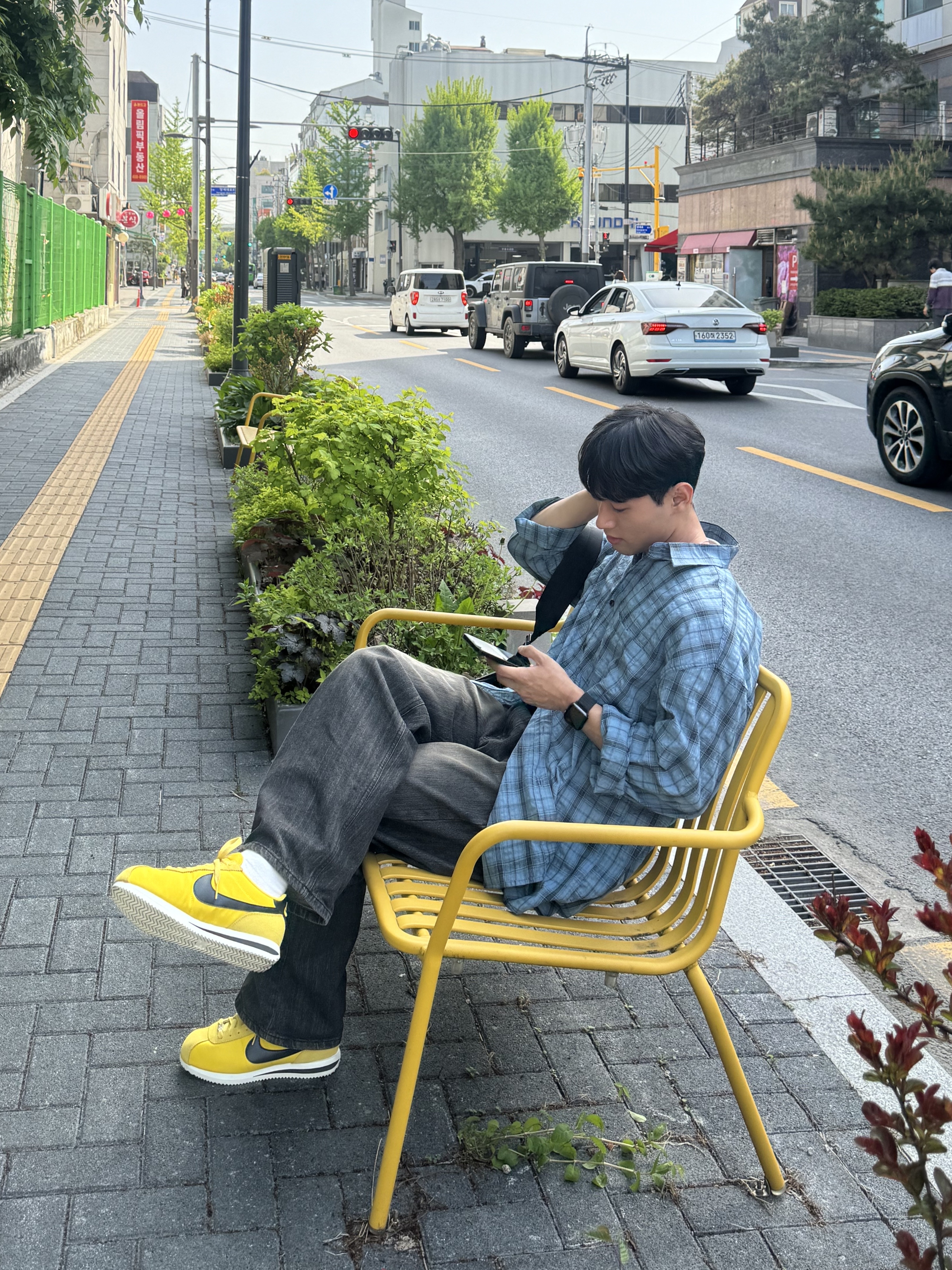 (W) Nike Cortez Vivid Sulfur 착용 스타일 - 1