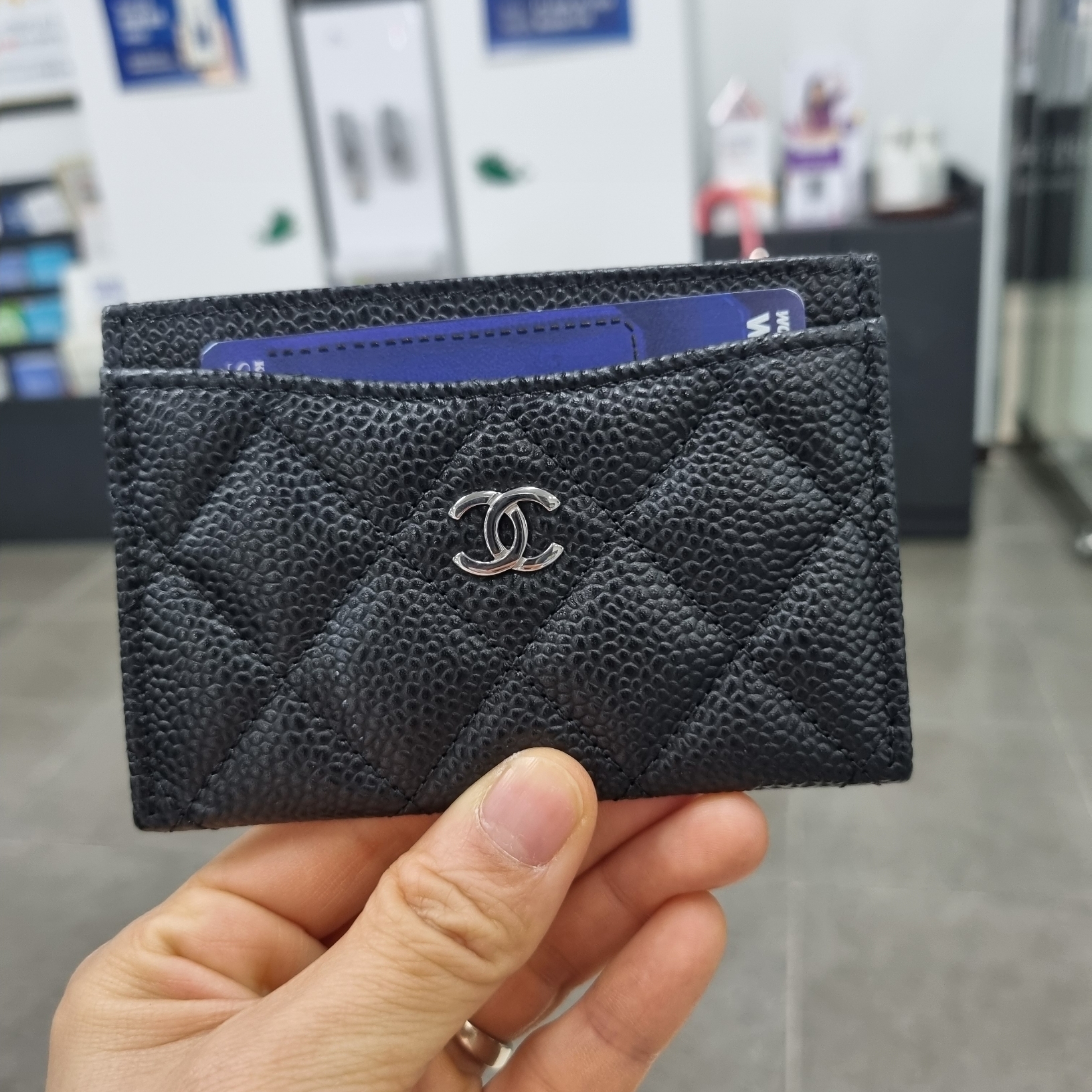 Chanel Classic Card Holder Grained Calfskin & Silver Black 착용 스타일