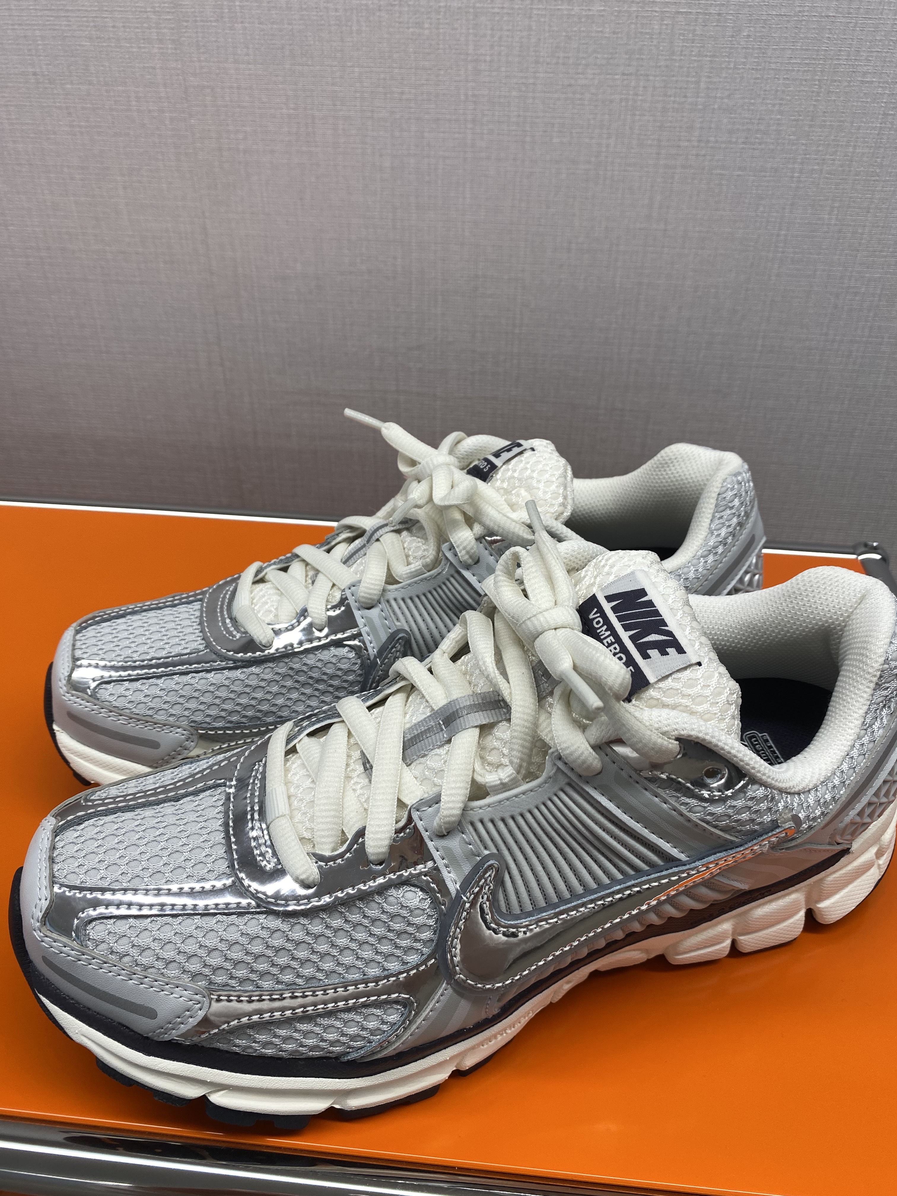 (W) Nike Zoom Vomero 5 Photon Dust and Metallic Silver 착용 스타일 - 1