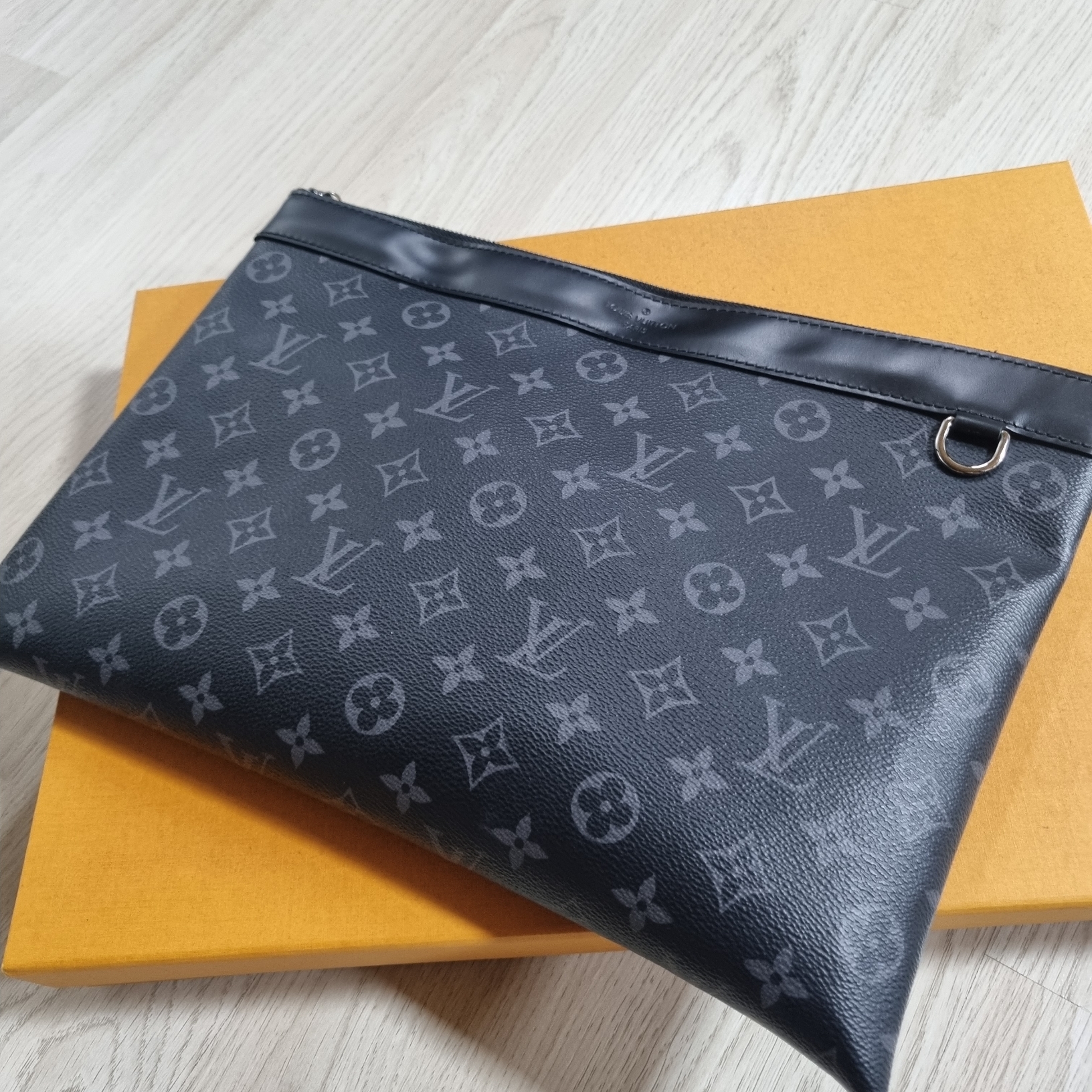 Louis Vuitton Discovery Pochette Monogram Eclipse 착용 스타일 - 2
