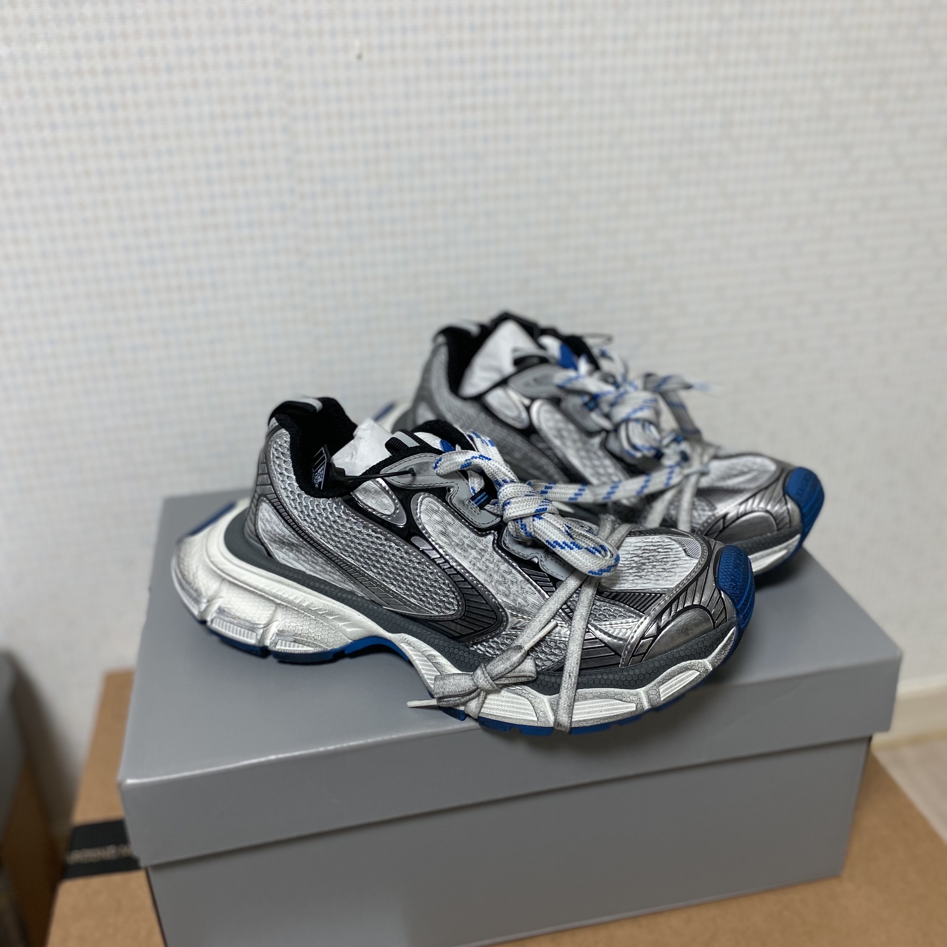 Balenciaga 3XL Sneakers Grey White Blue 착용 스타일
