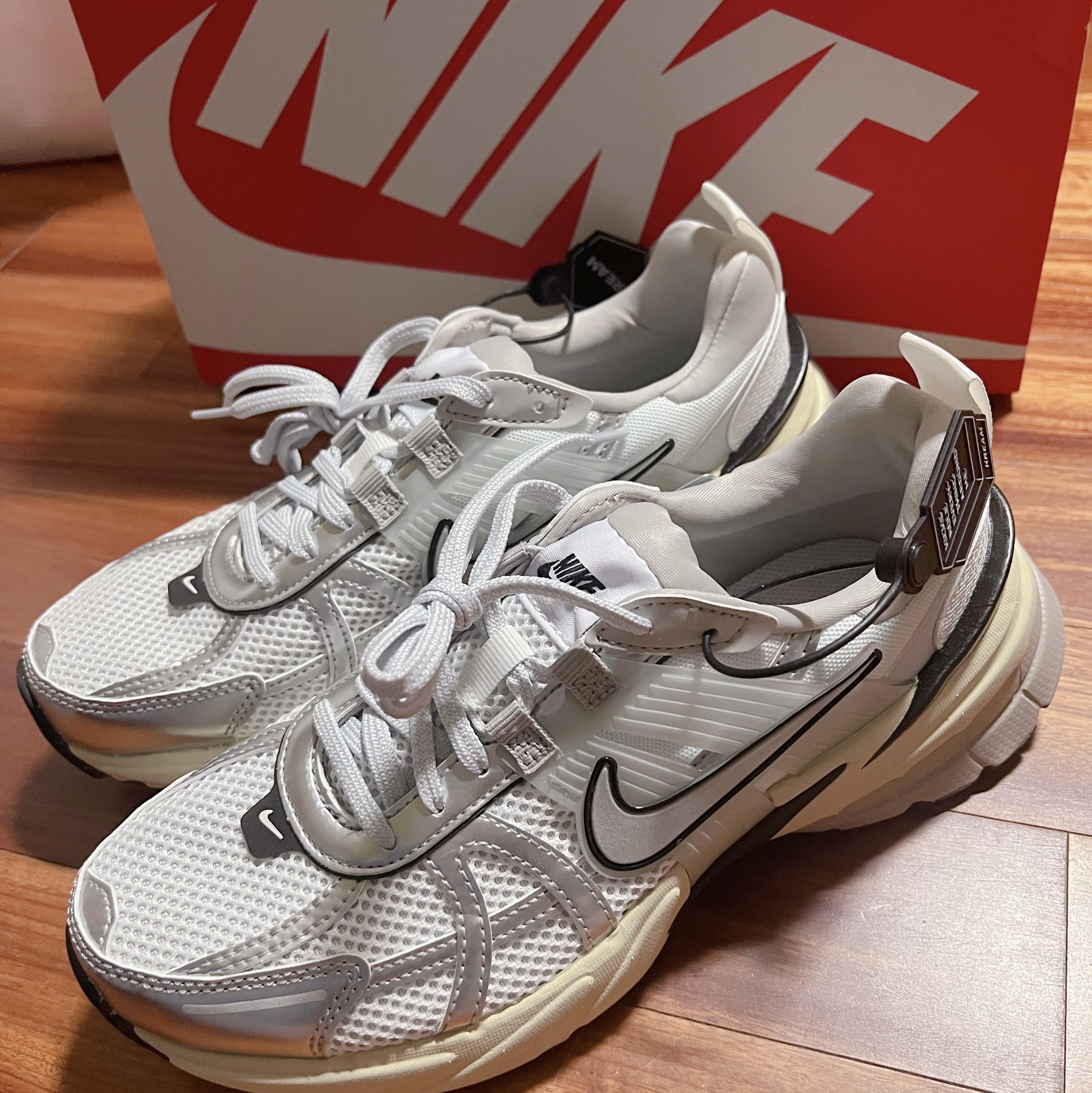 Nike V2K Run Summit White Metallic Silver 착용 스타일 - 1