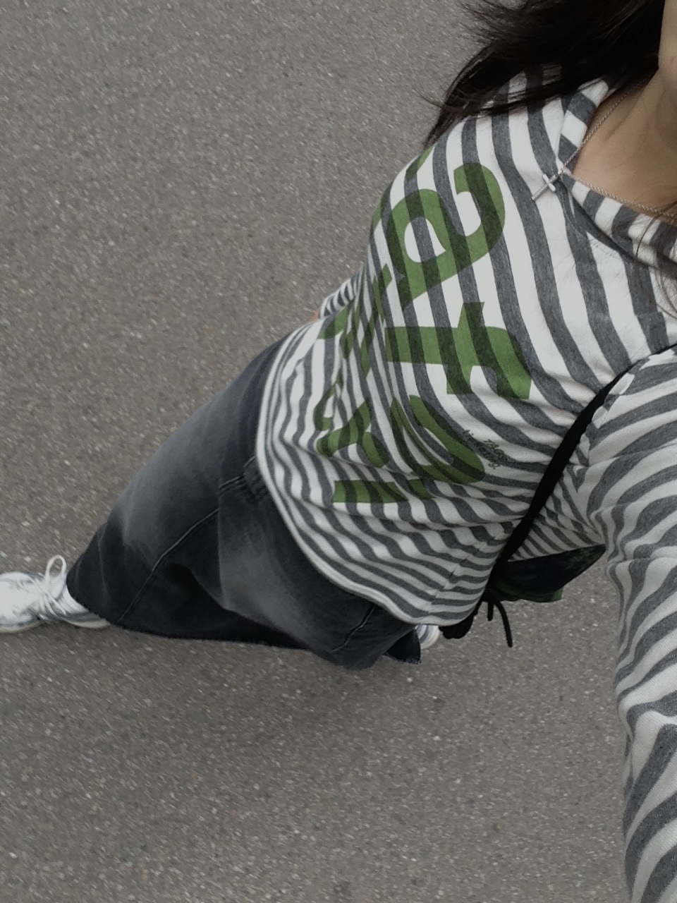 [KREAM 단독] Safarispot 1/2 Ticketing Stripe Border Hoodie Gray 착용 스타일 - 1
