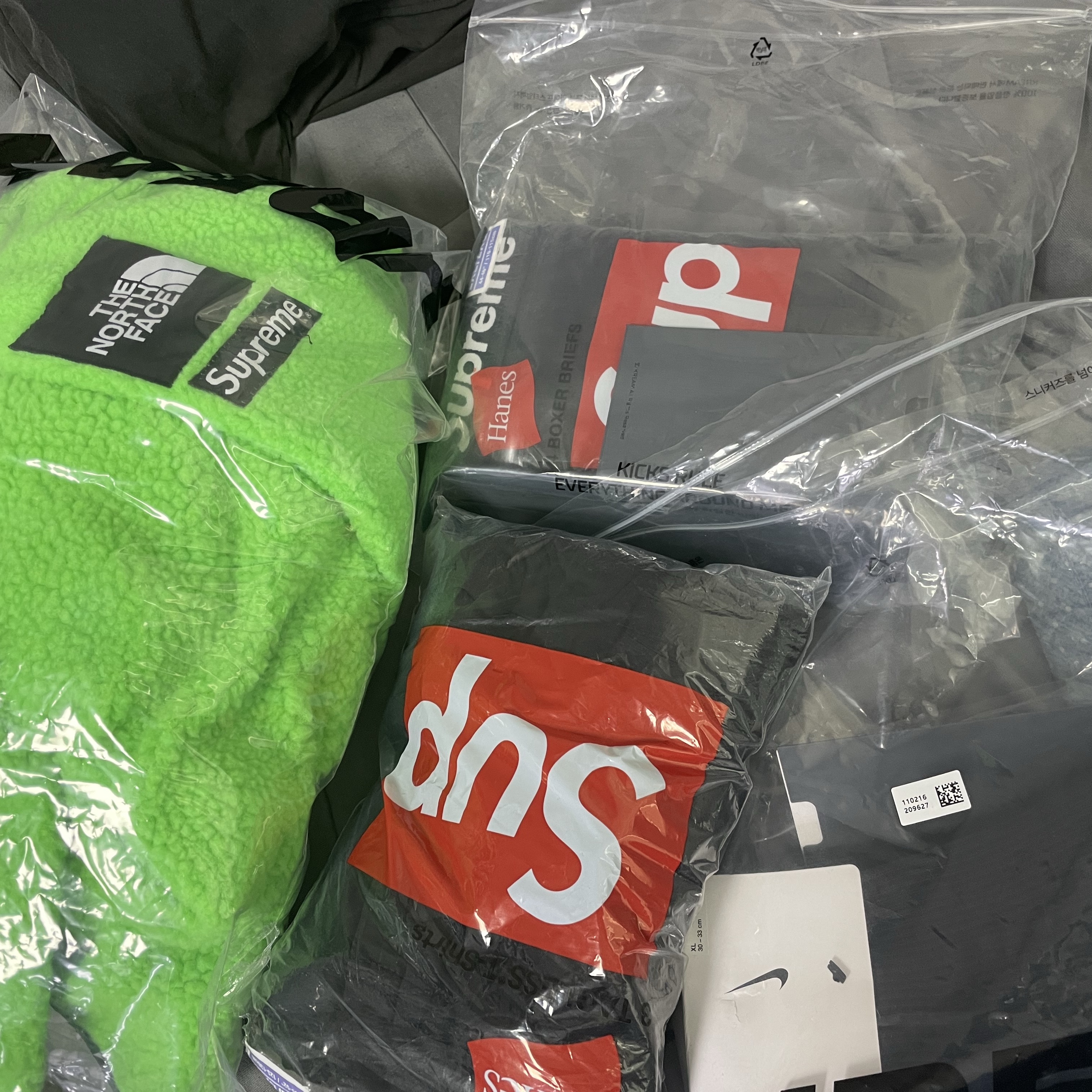 Supreme Hanes Boxer Briefs Black (4 Pack), Supreme Hanes Tagless T-Shirts Black (3 Pack) 착용 스타일