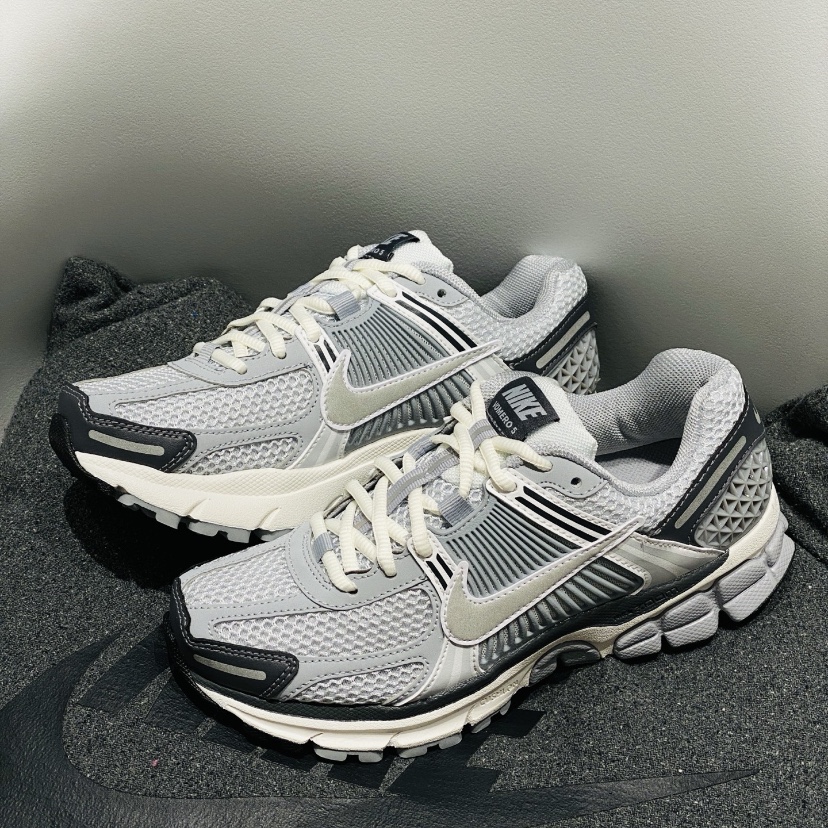 (W) Nike Zoom Vomero 5 Pure Platinum Metallic Silver 착용 스타일