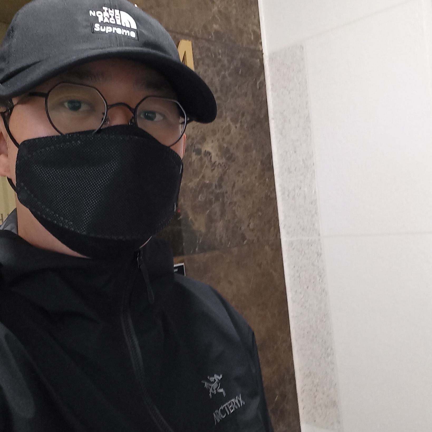 Supreme x The North Face Split 6-Panel Black - 24SS, Arc'teryx Beta Jacket Black 착용 스타일 - 1