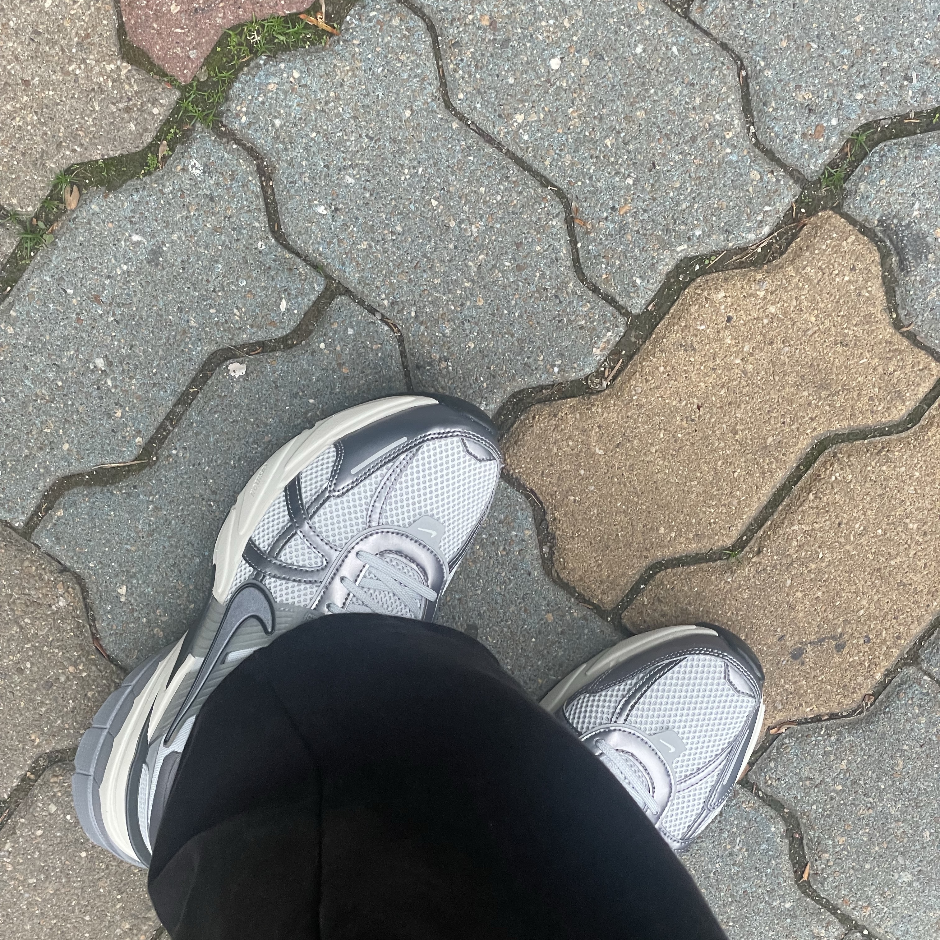 Nike V2K Run Pure Platinum Wolf Grey 착용 스타일