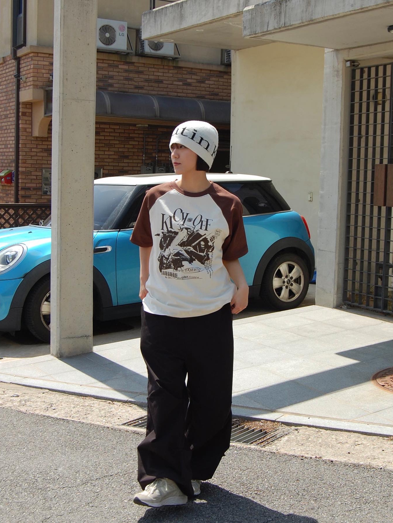Matin Kim Logo Jacquard Short Beanie White 착용 스타일 - 1