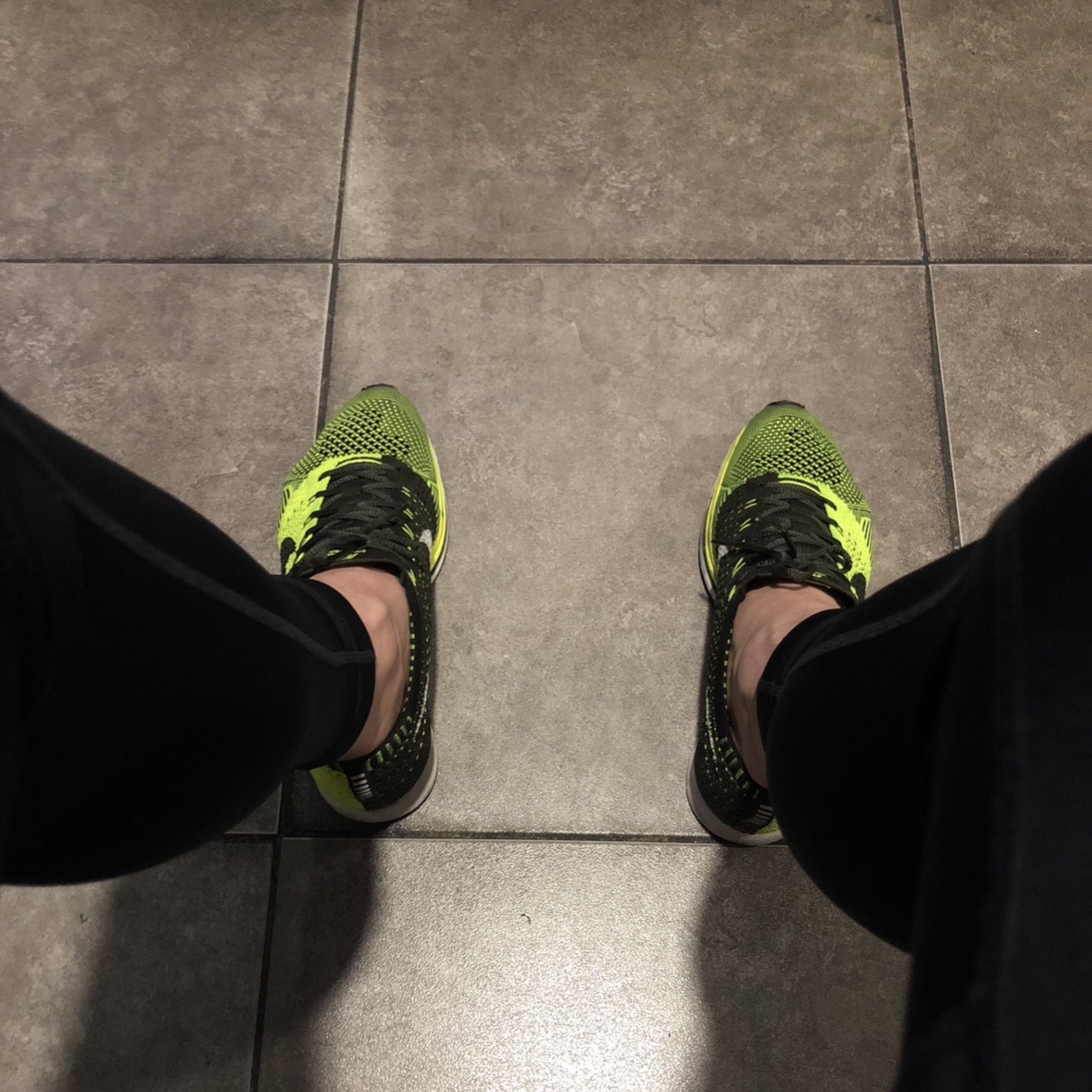 Nike Flyknit Racer Volt 착용 스타일