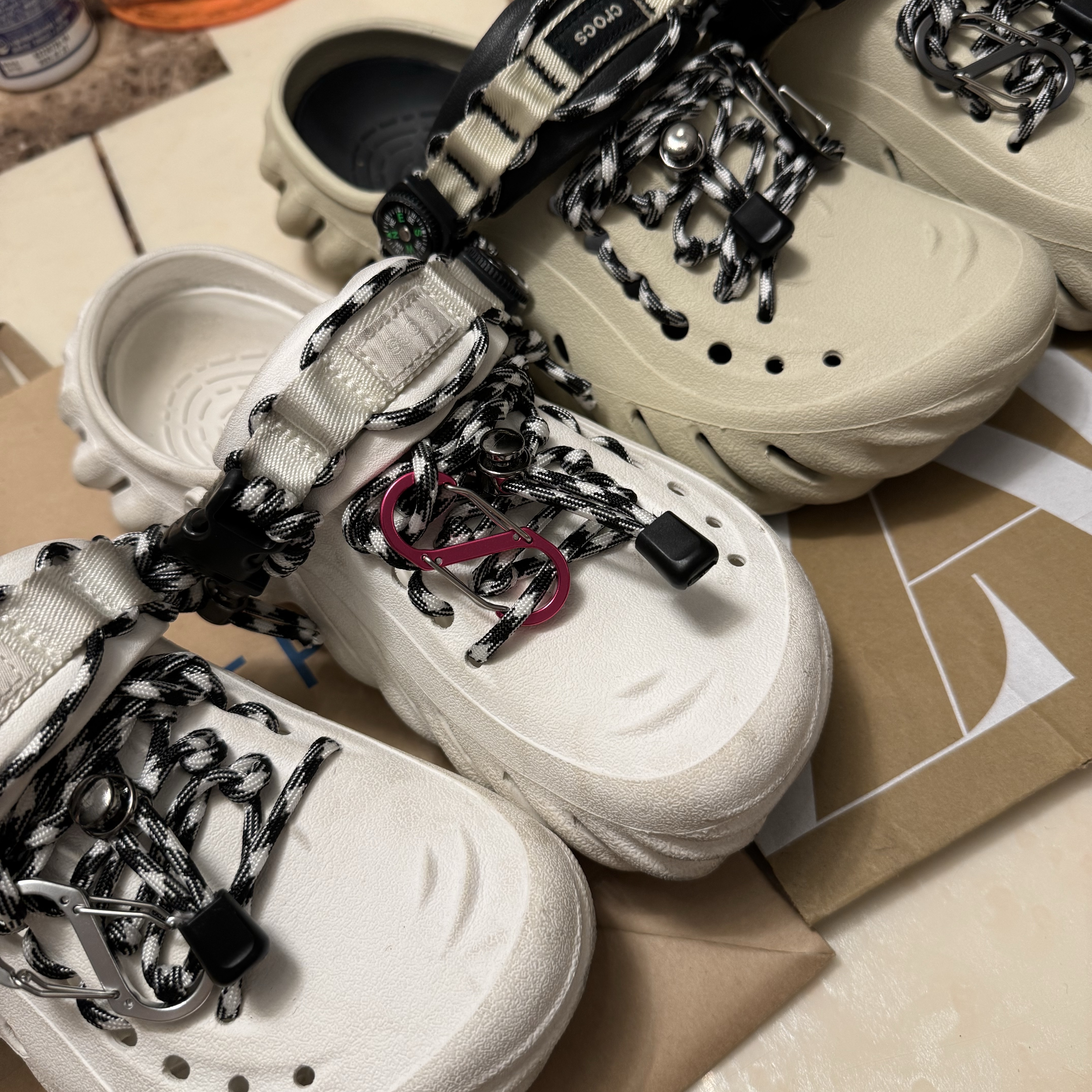 Crocs Echo Clog Bone Black, Crocs Echo Clog White 착용 스타일