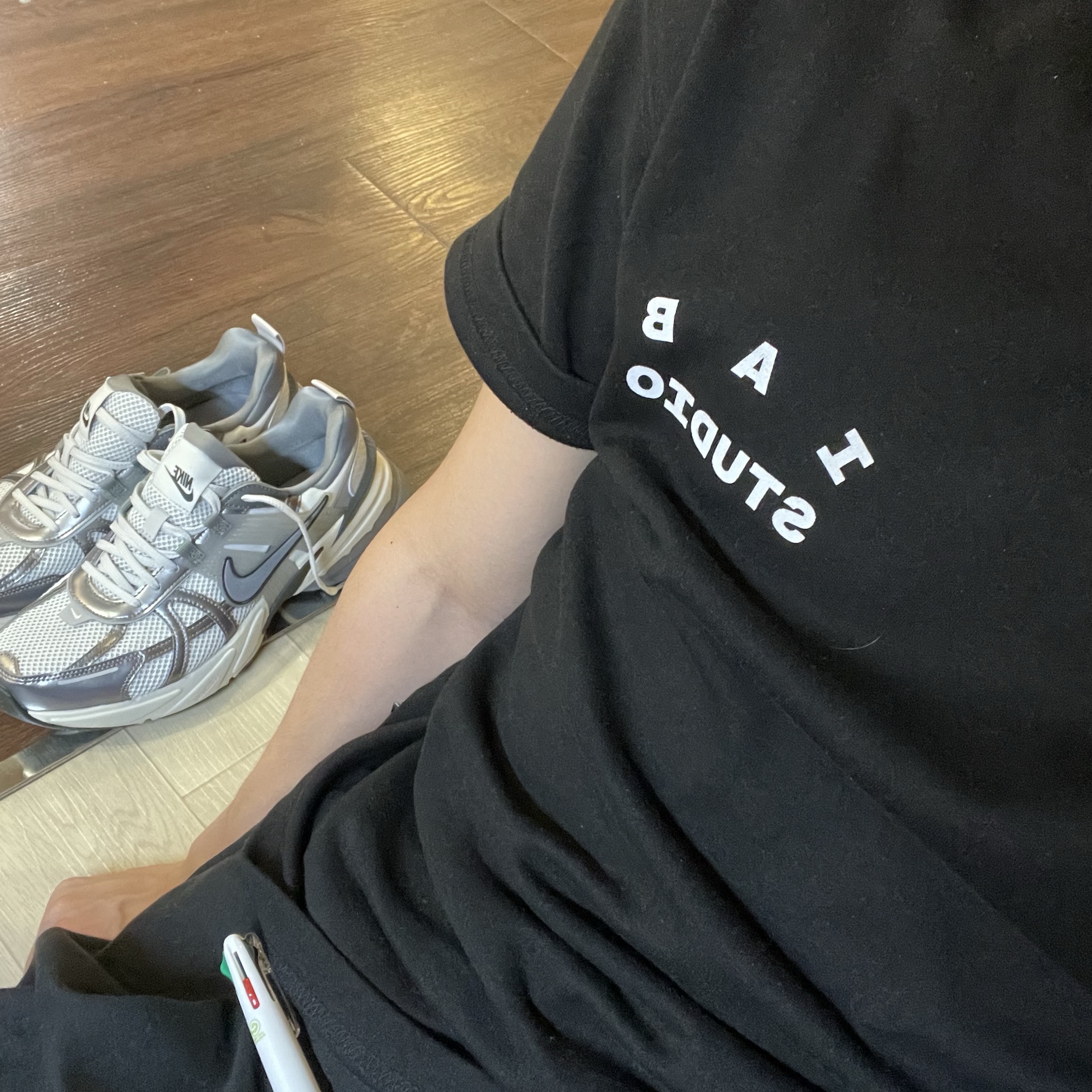 IAB Studio 10th Anniversary T-Shirts Pack White & Black (2 Pack), Nike V2K Run Pure Platinum Wolf Grey 착용 스타일