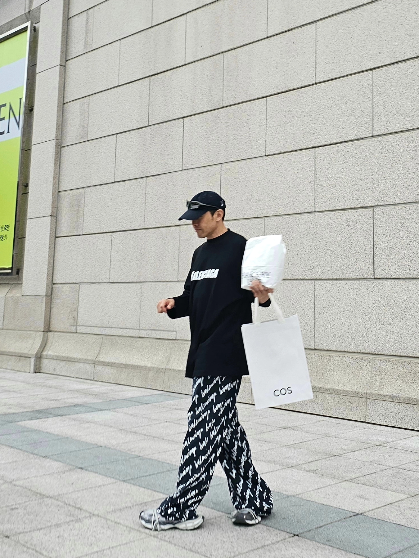 (W) Balenciaga Scribble Pyjama Pants White, Balenciaga Unity Snowboard Cap Navy Blue 착용 스타일 - 2