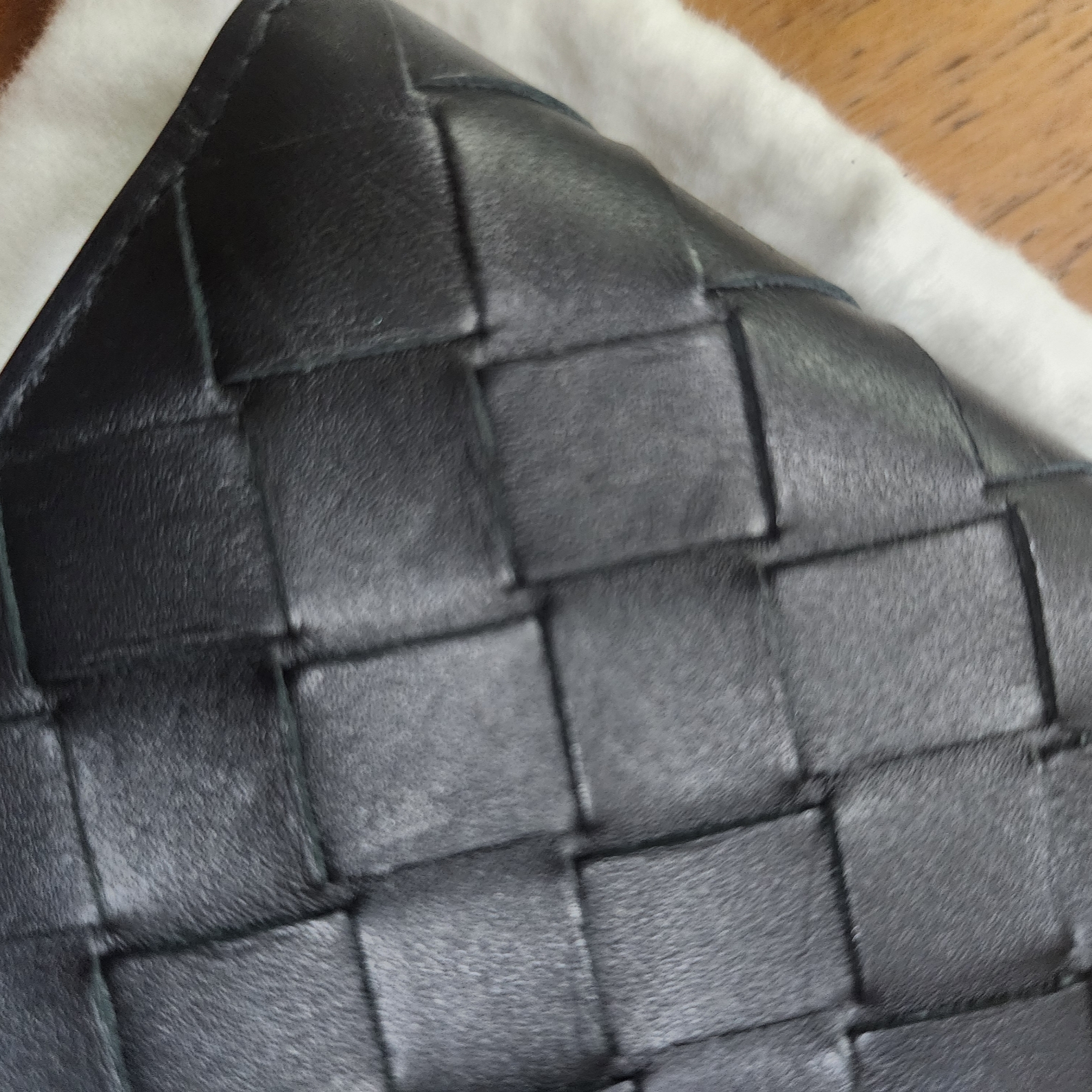 Bottega Veneta Bi-Fold Wallet Black 착용 스타일 - 1