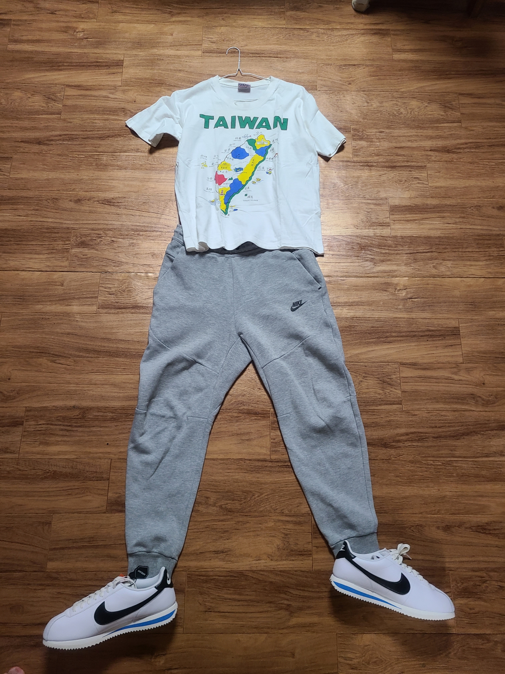 Nike Cortez White and Black 착용 스타일