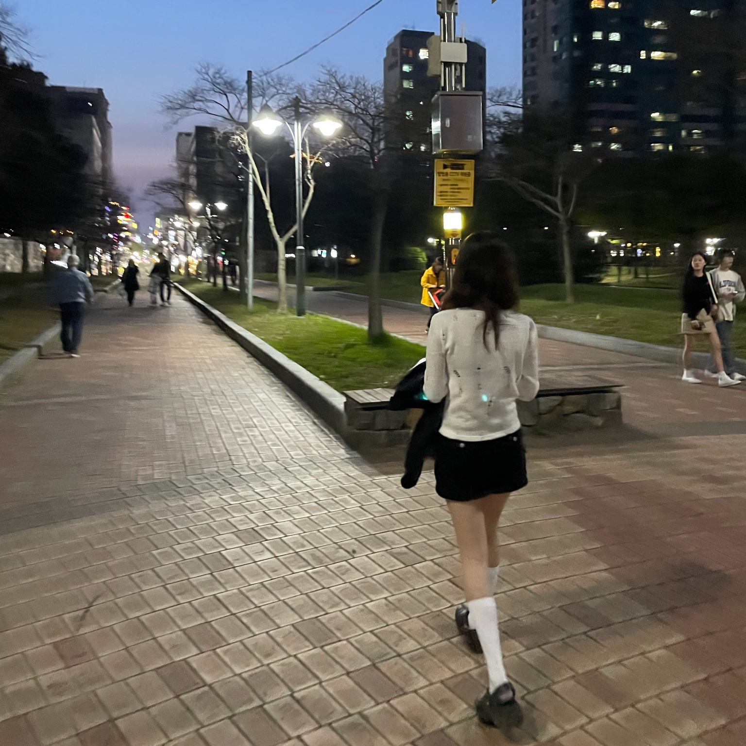 (W) Crocs Classic Platform Clog Black 착용 스타일 - 2