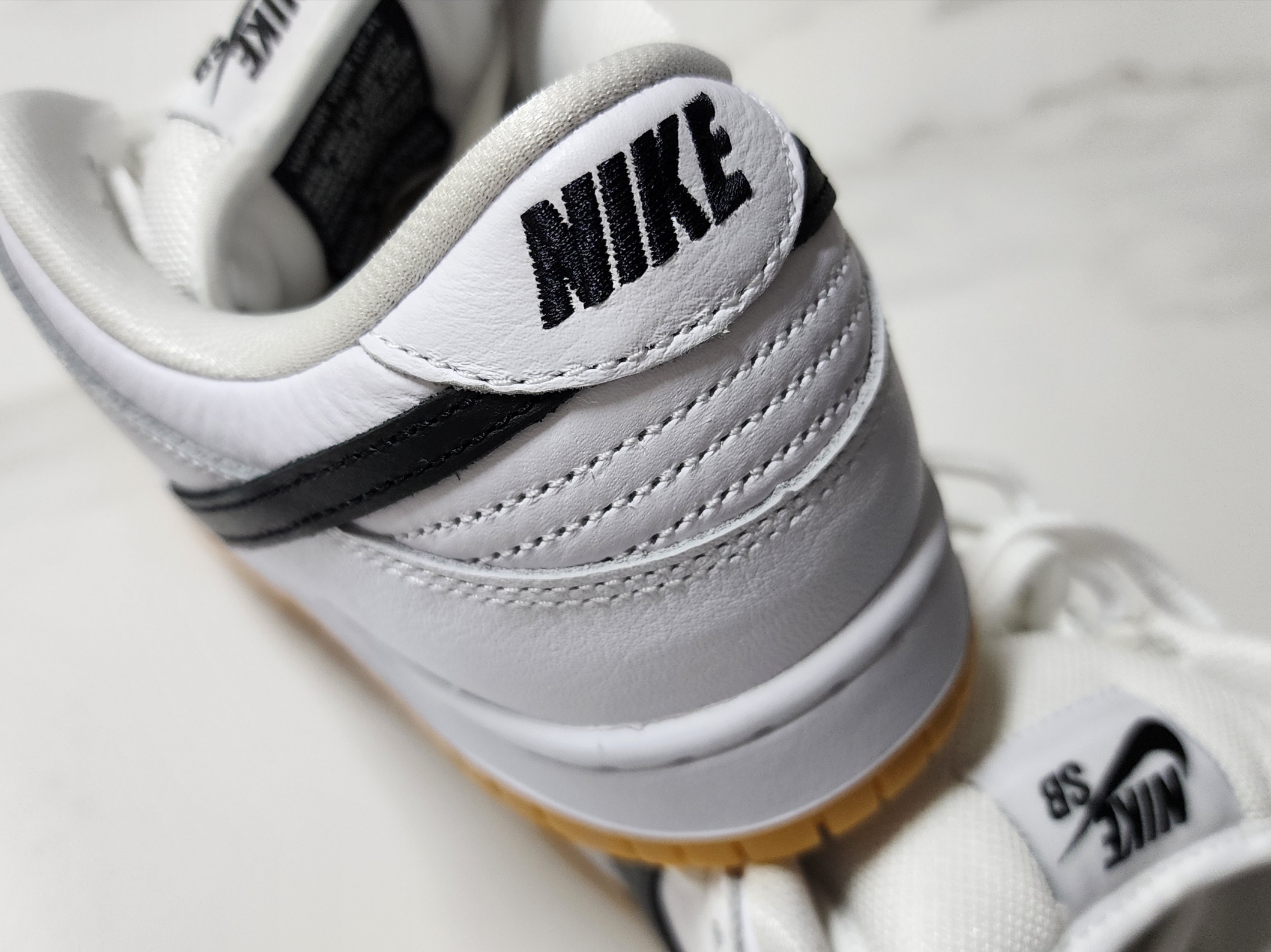 Nike SB Dunk Low Pro White and Gum Light Brown 착용 스타일 - 3