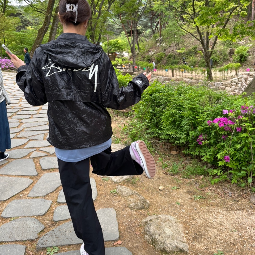 Stussy Beach Shell Wrinkled Nylon Jacket Black 착용 스타일