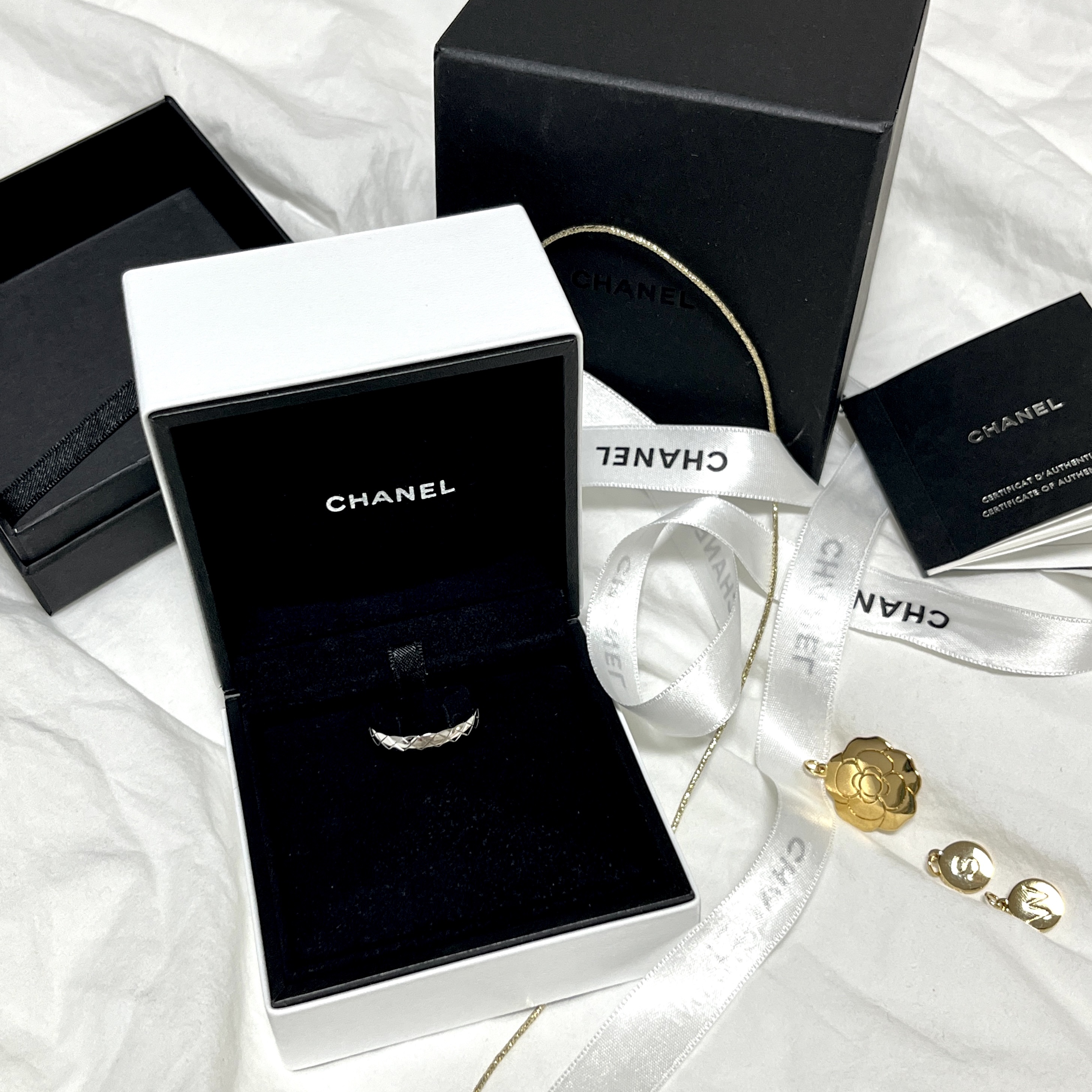 Chanel Coco Crush Ring Quilted Motif Mini & 18K White Gold 착용 스타일 - 2