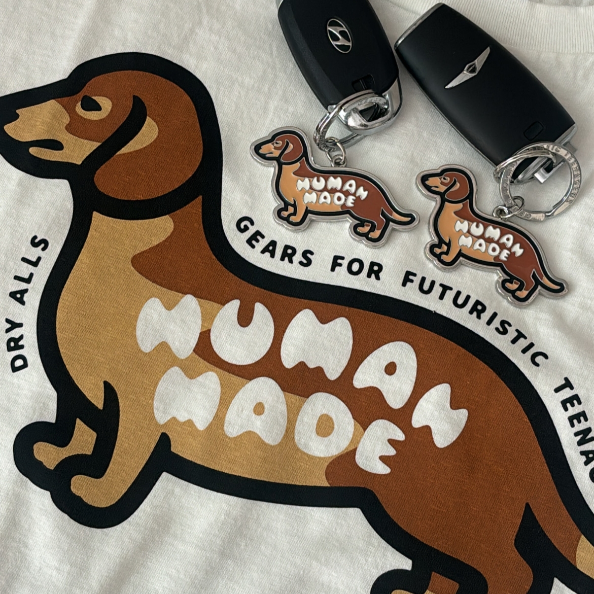 Human Made Dachs Keyring Brown, Human Made Graphic L/S T-Shirt #2 White 착용 스타일