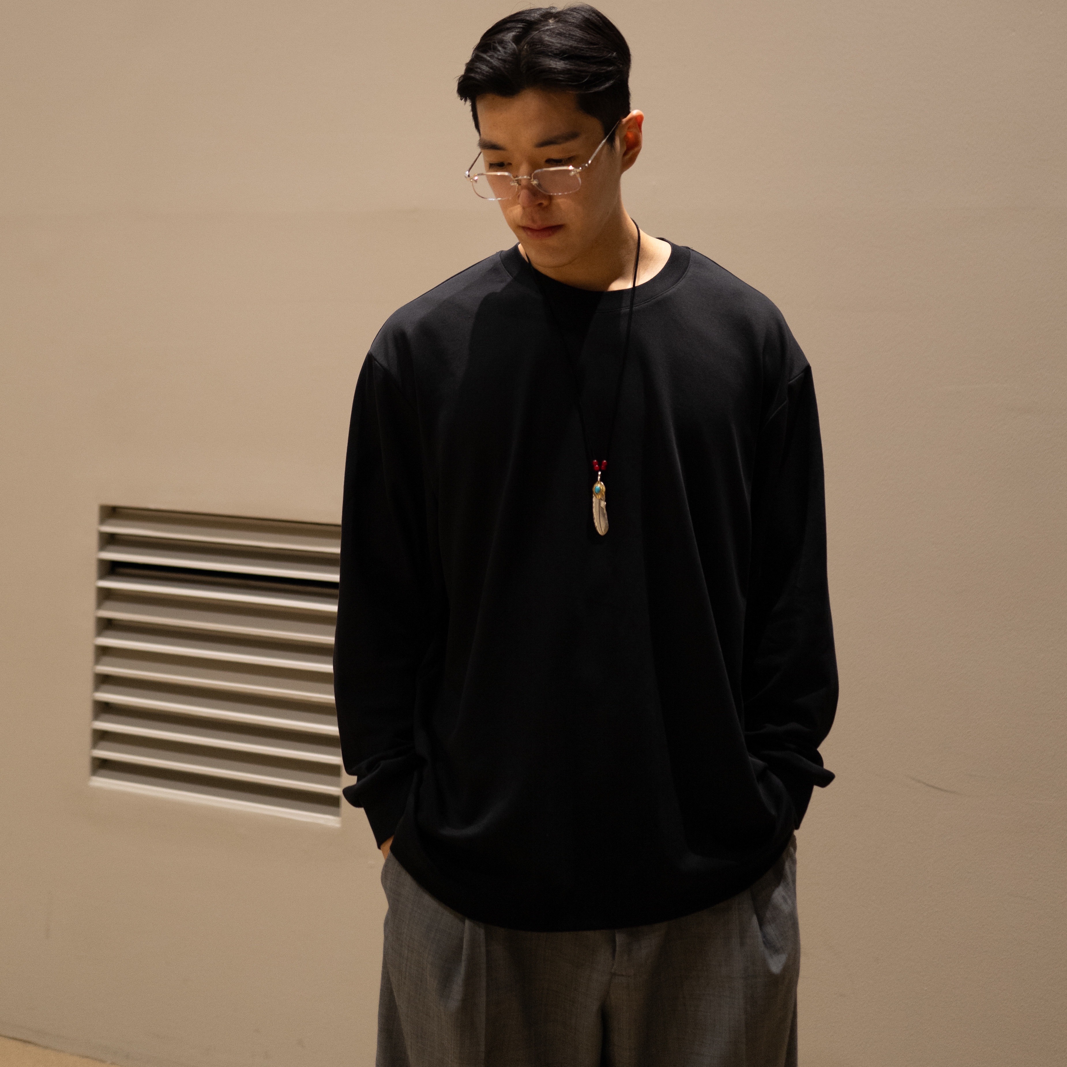 Adidas Yeezy Slide Onyx 착용 스타일 - 3