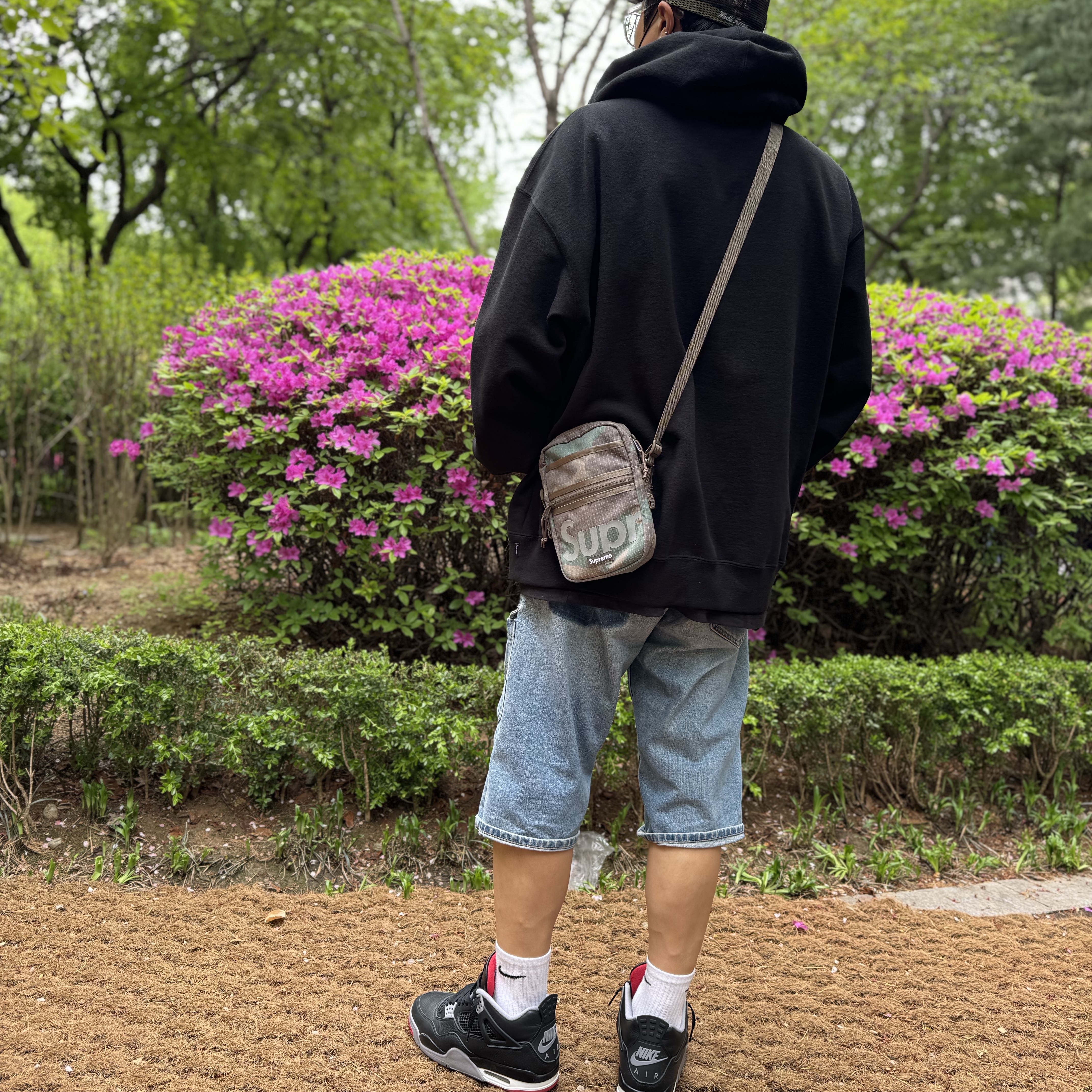 Supreme Box Logo Mesh Back New Era Woodland Camo - 24SS, Supreme x Bounty Hunter Skulls T-Shirt Black - 23FW 착용 스타일 - 1