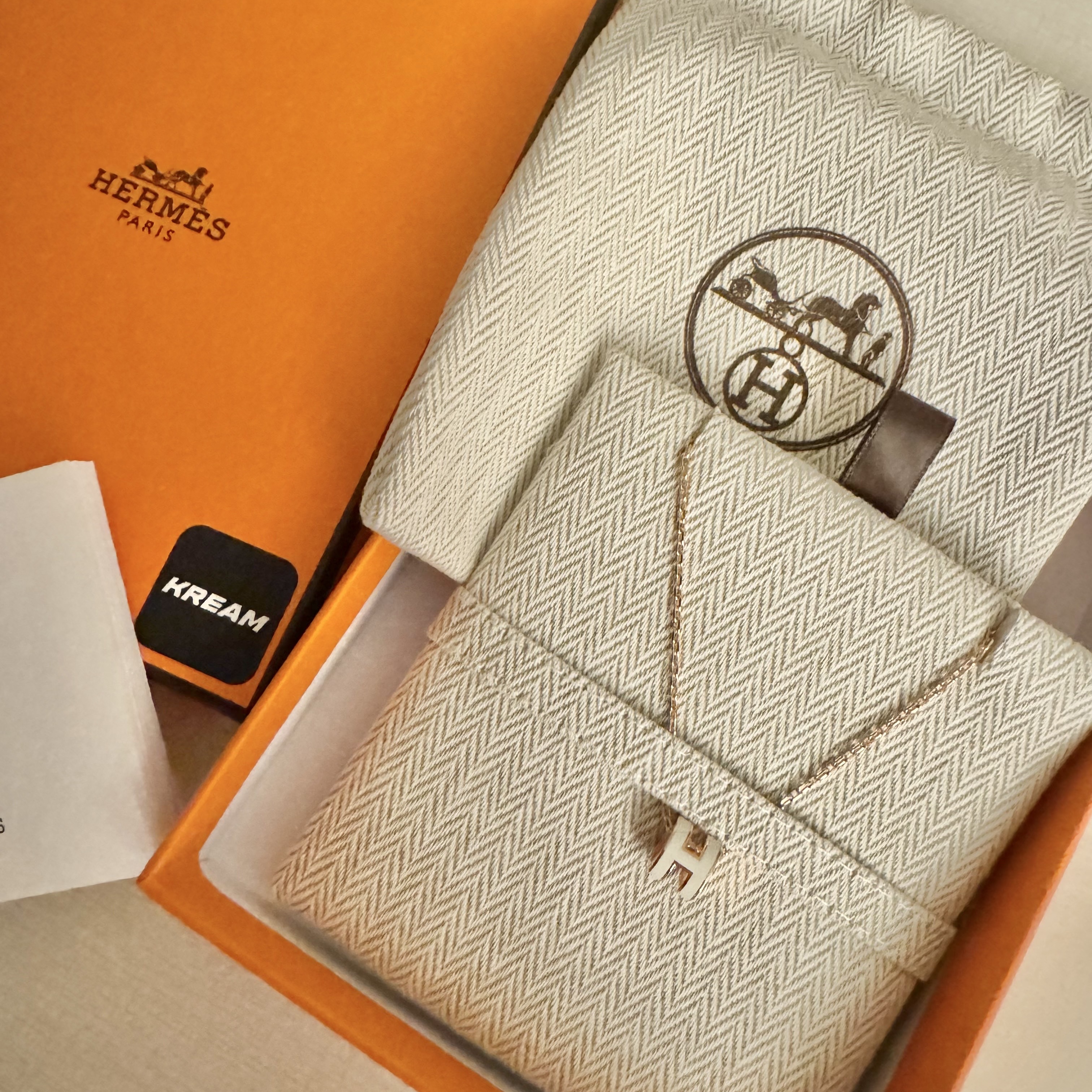 (W) Hermes Mini Pop H Pendant Rose Gold & Blanc 착용 스타일