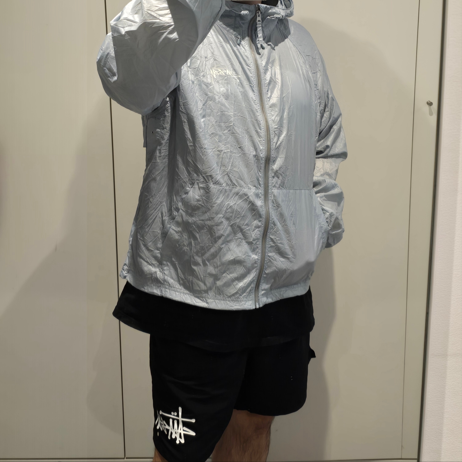 Stussy Beach Shell Wrinkled Nylon Jacket Slate, Stussy Big Basic Water Shorts Black 착용 스타일 - 2