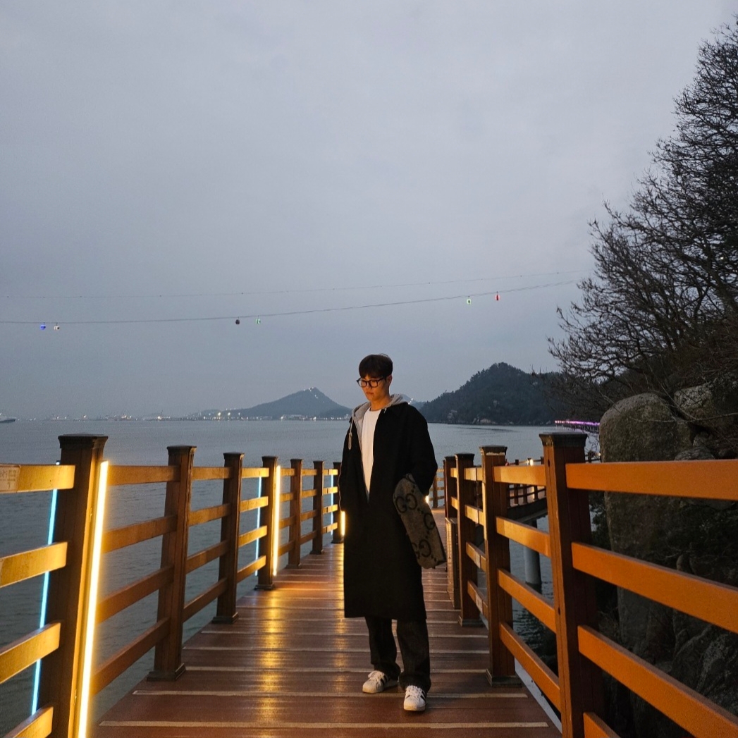 Adidas Superstar White Black, Gentle Monster Kubo 01 Black 착용 스타일 - 1
