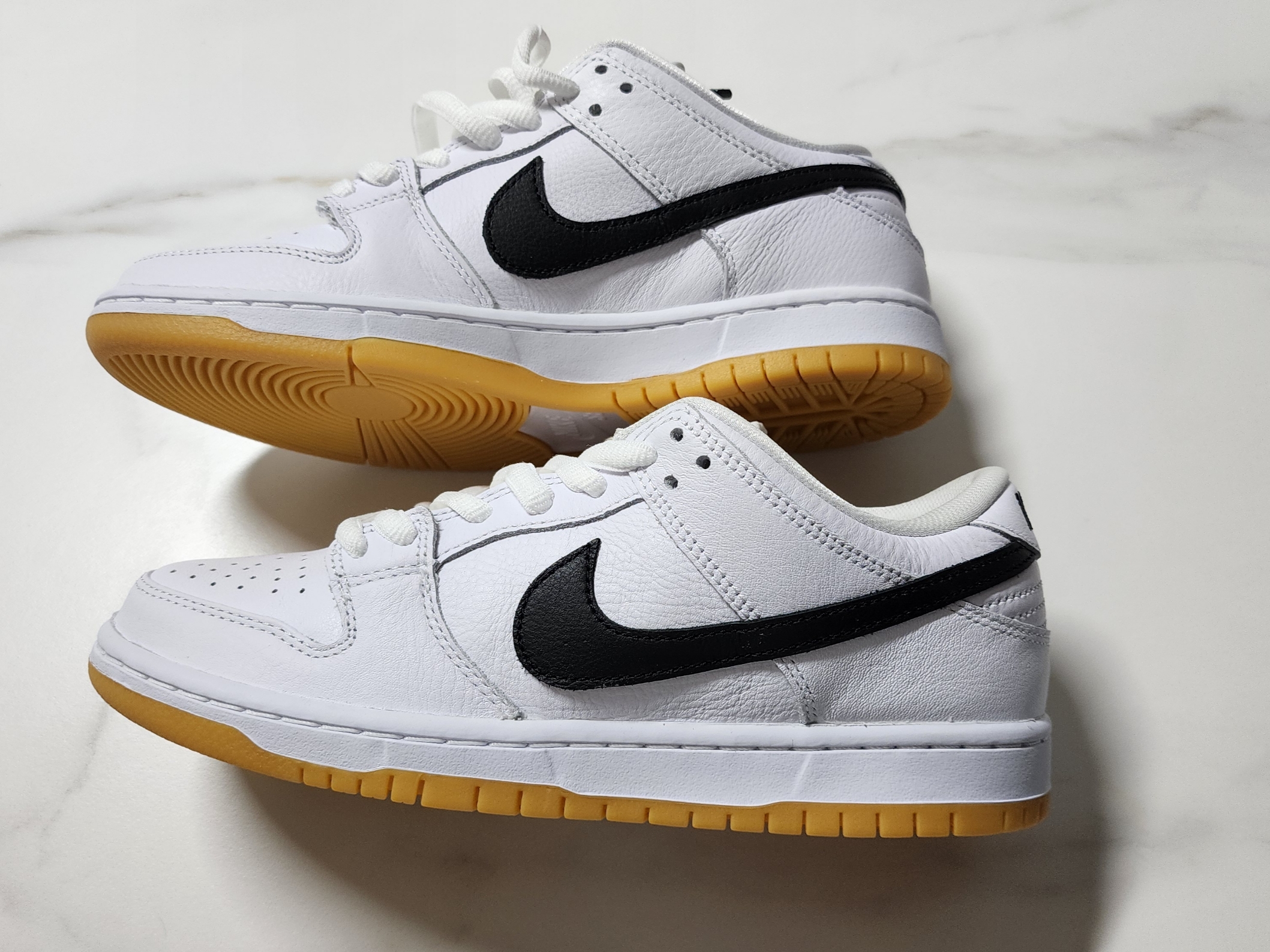 Nike SB Dunk Low Pro White and Gum Light Brown 착용 스타일 - 1
