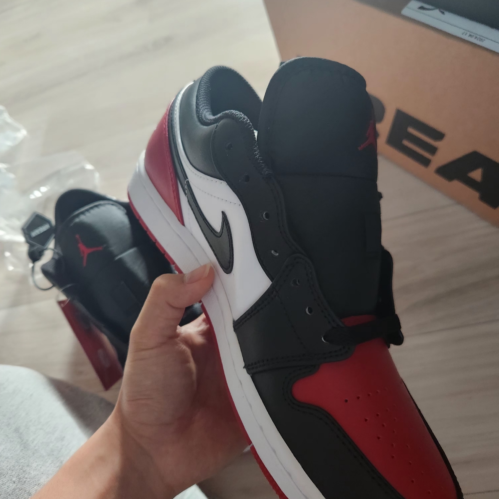 Jordan 1 Low White Varsity Red 착용 스타일 - 2