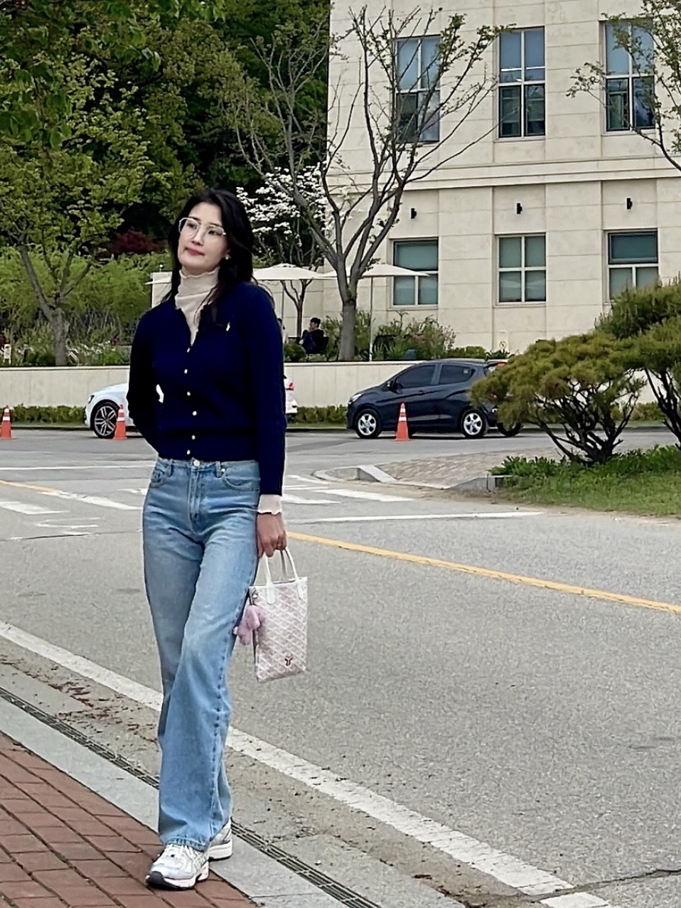 Goyard Poitiers Claire-Voie Bag Powder Pink, Jellycat Bashful Bunny Bag Charm Tulip 착용 스타일 - 4
