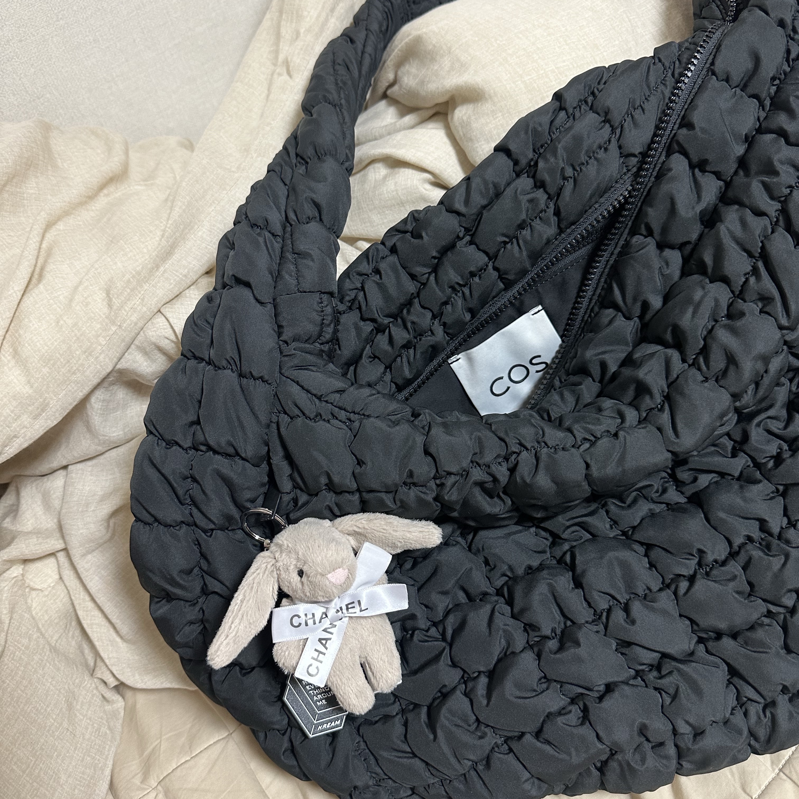 Jellycat Bashful Bunny Bag Charm Beige, COS Quilted Oversized Shoulder Bag Black 착용 스타일 - 2
