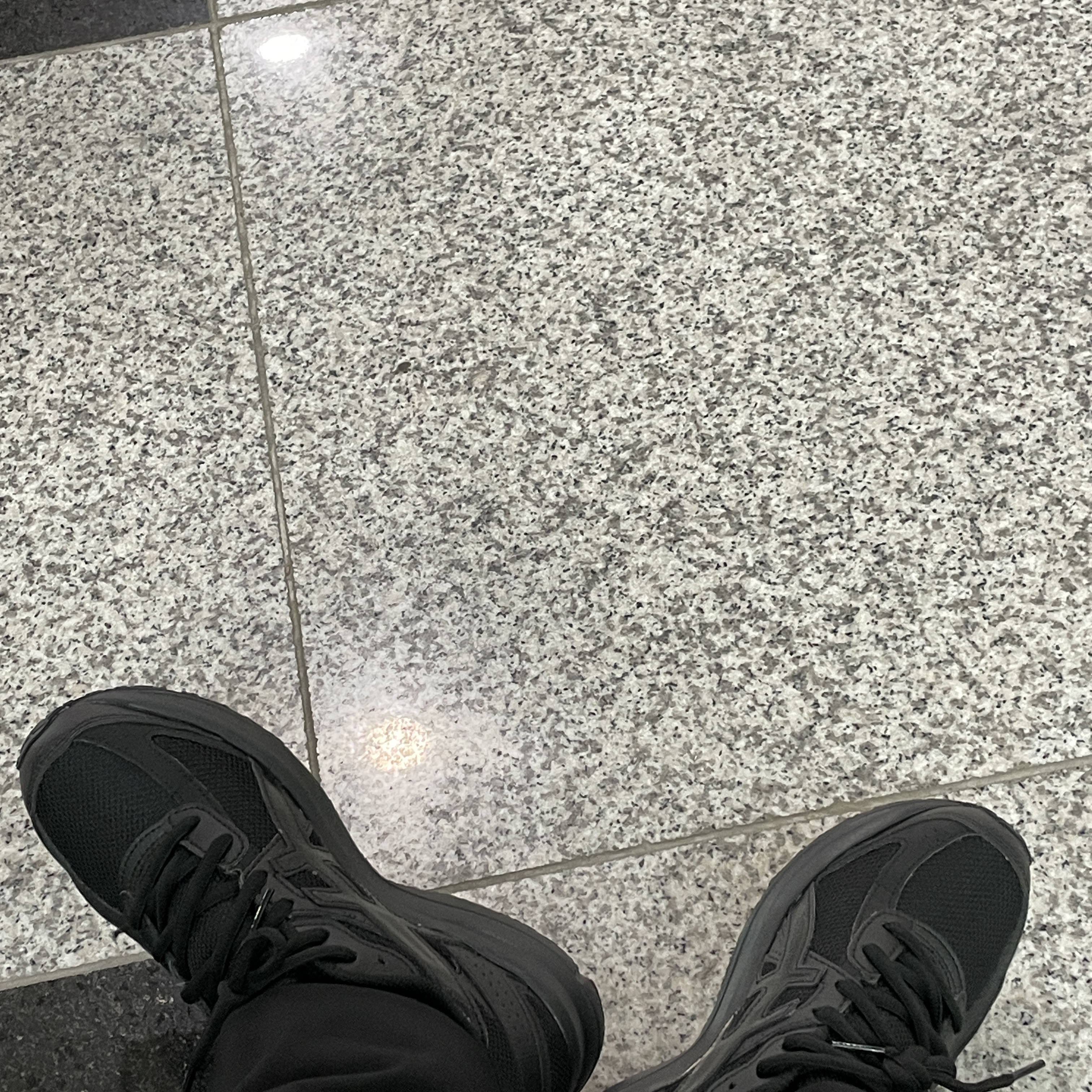 Asics Jog 100 S Black - 2E Wide 착용 스타일
