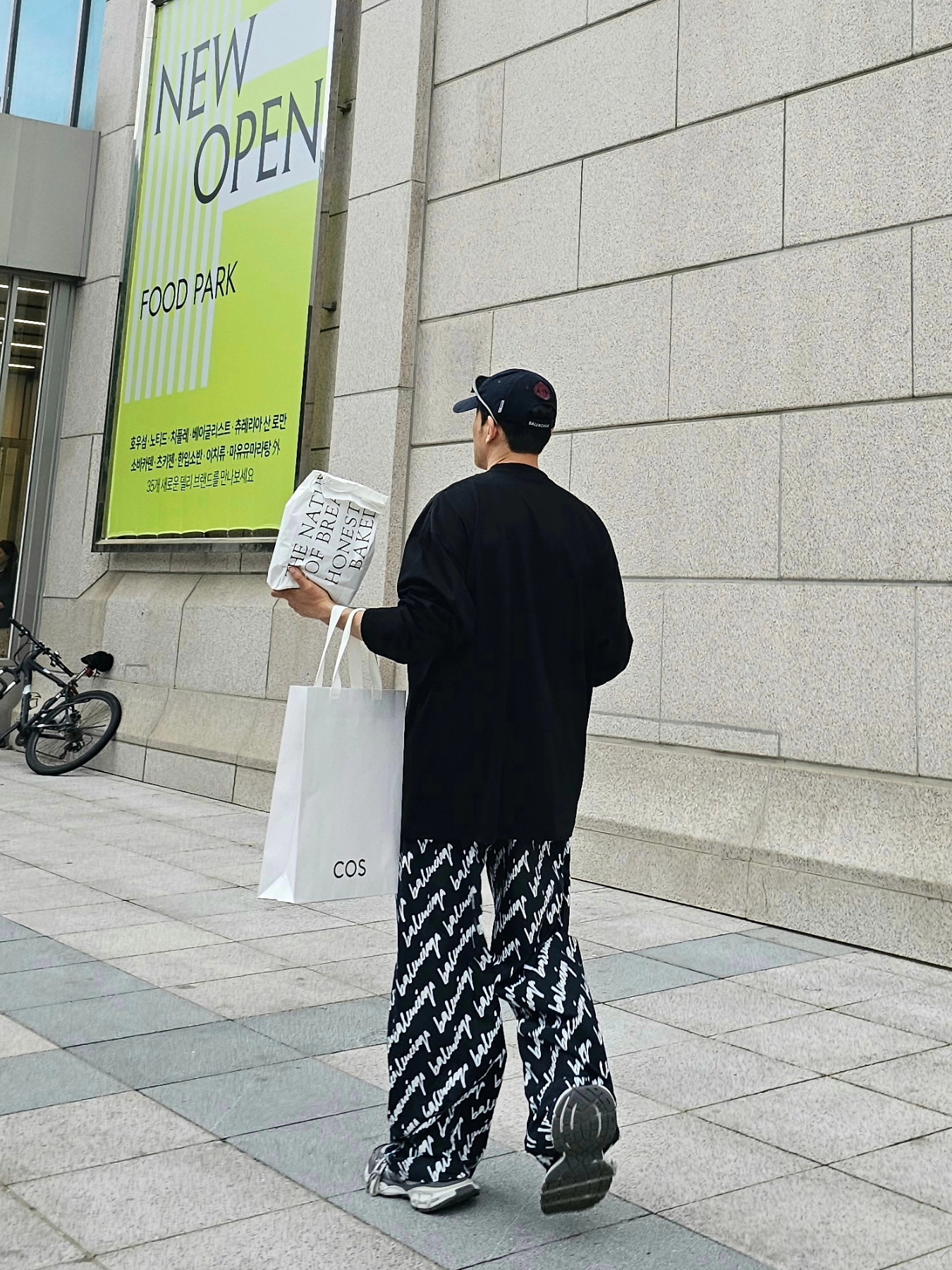 (W) Balenciaga Scribble Pyjama Pants White, Balenciaga Unity Snowboard Cap Navy Blue 착용 스타일 - 3