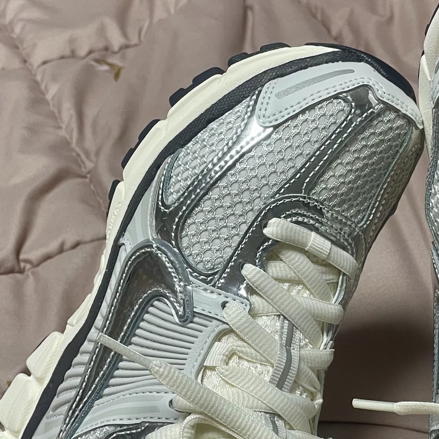 (W) Nike Zoom Vomero 5 Photon Dust and Metallic Silver 착용 스타일