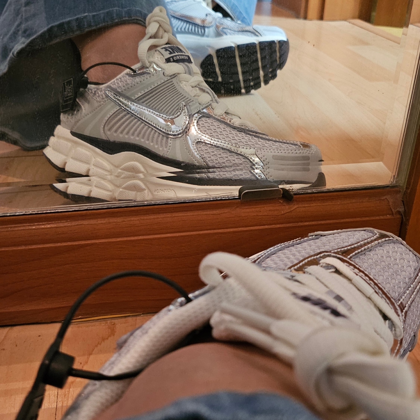 (W) Nike Zoom Vomero 5 Photon Dust and Metallic Silver 착용 스타일