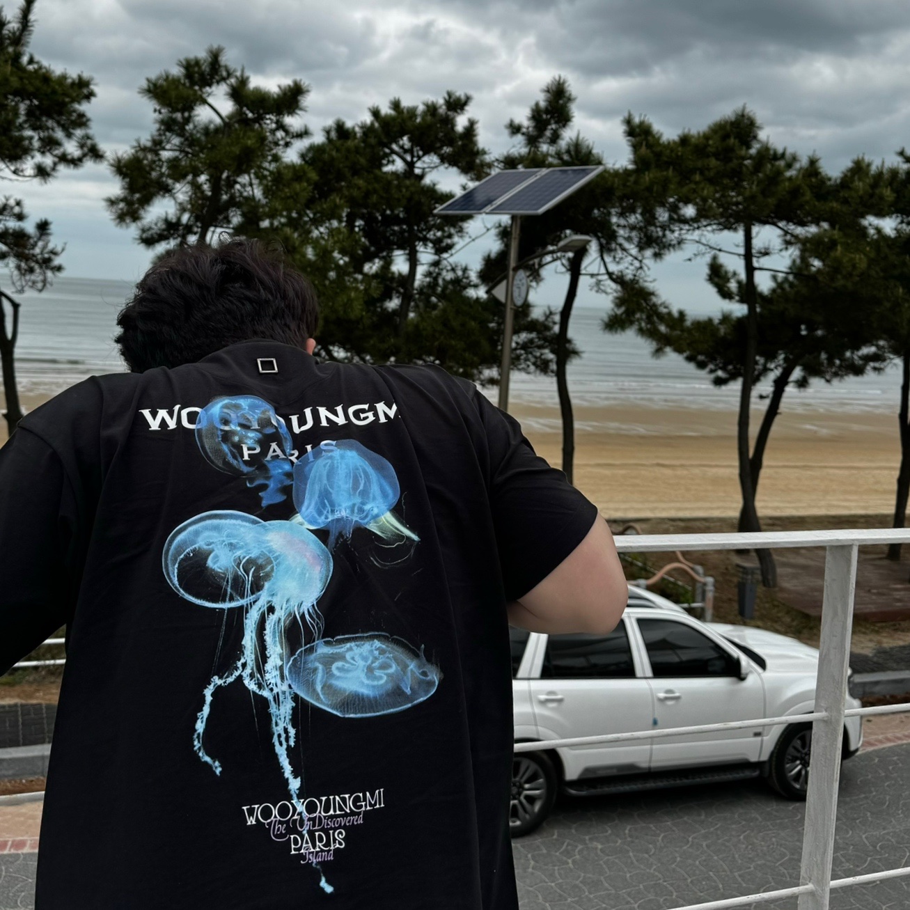 Wooyoungmi Luminous Jellyfish Back Logo T-Shirt Black - 24SS, Wooyoungmi Luminous Jellyfish Back Logo T-Shirt White - 24SS 착용 스타일 - 3