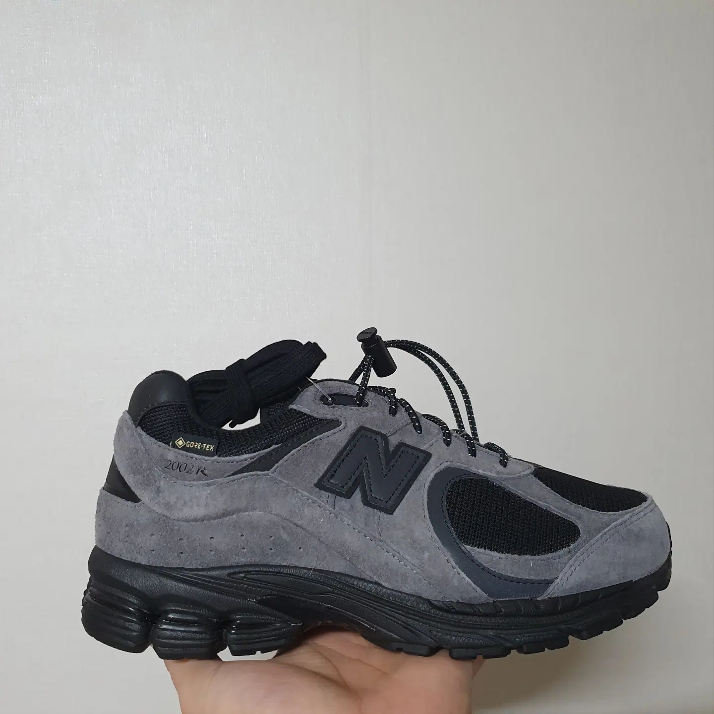 New Balance x JJJJound 2002R Gore-Tex Charcoal, Nike Field General 82 SP White and Varsity Red 착용 스타일 - 1