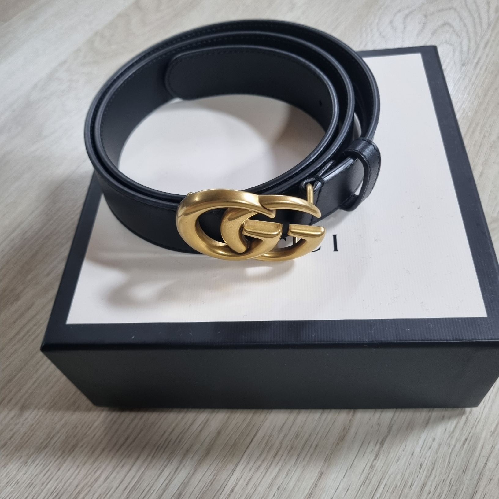 Gucci GG Marmont Leather Belt with Double G Buckle Black Brass 착용 스타일 - 2