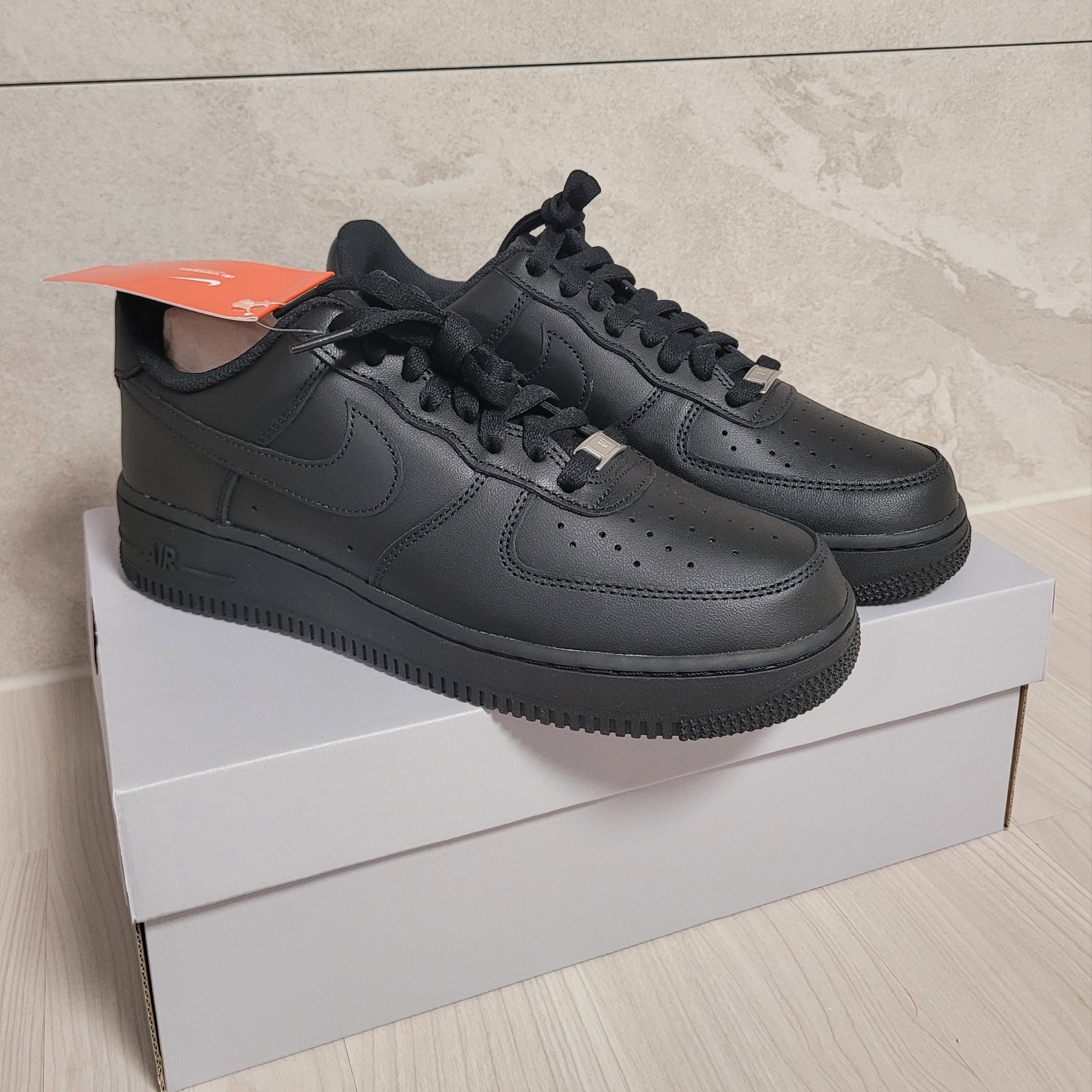Nike Air Force 1 '07 Low Triple Black 착용 스타일
