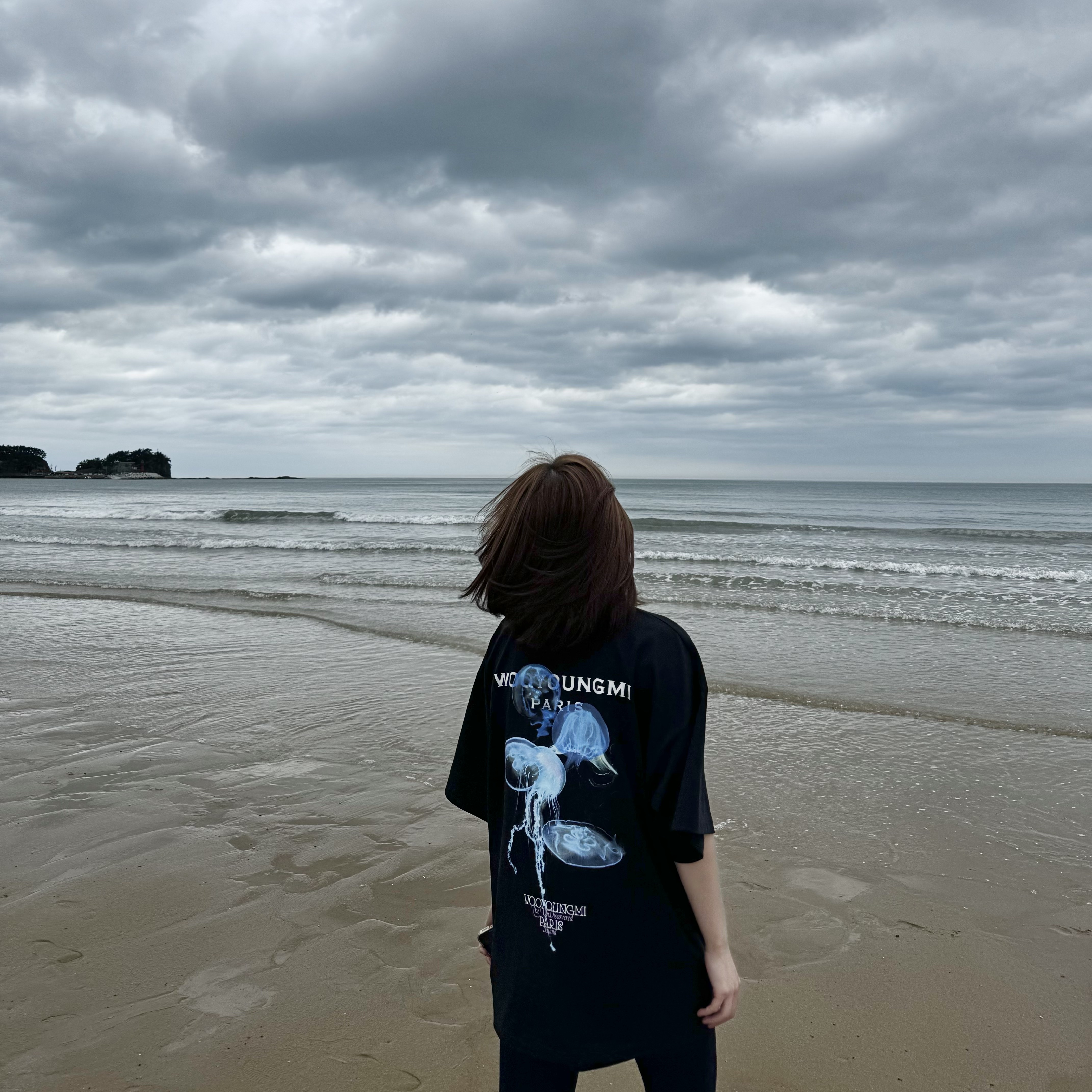 Wooyoungmi Luminous Jellyfish Back Logo T-Shirt Black - 24SS, Wooyoungmi Luminous Jellyfish Back Logo T-Shirt White - 24SS 착용 스타일 - 2