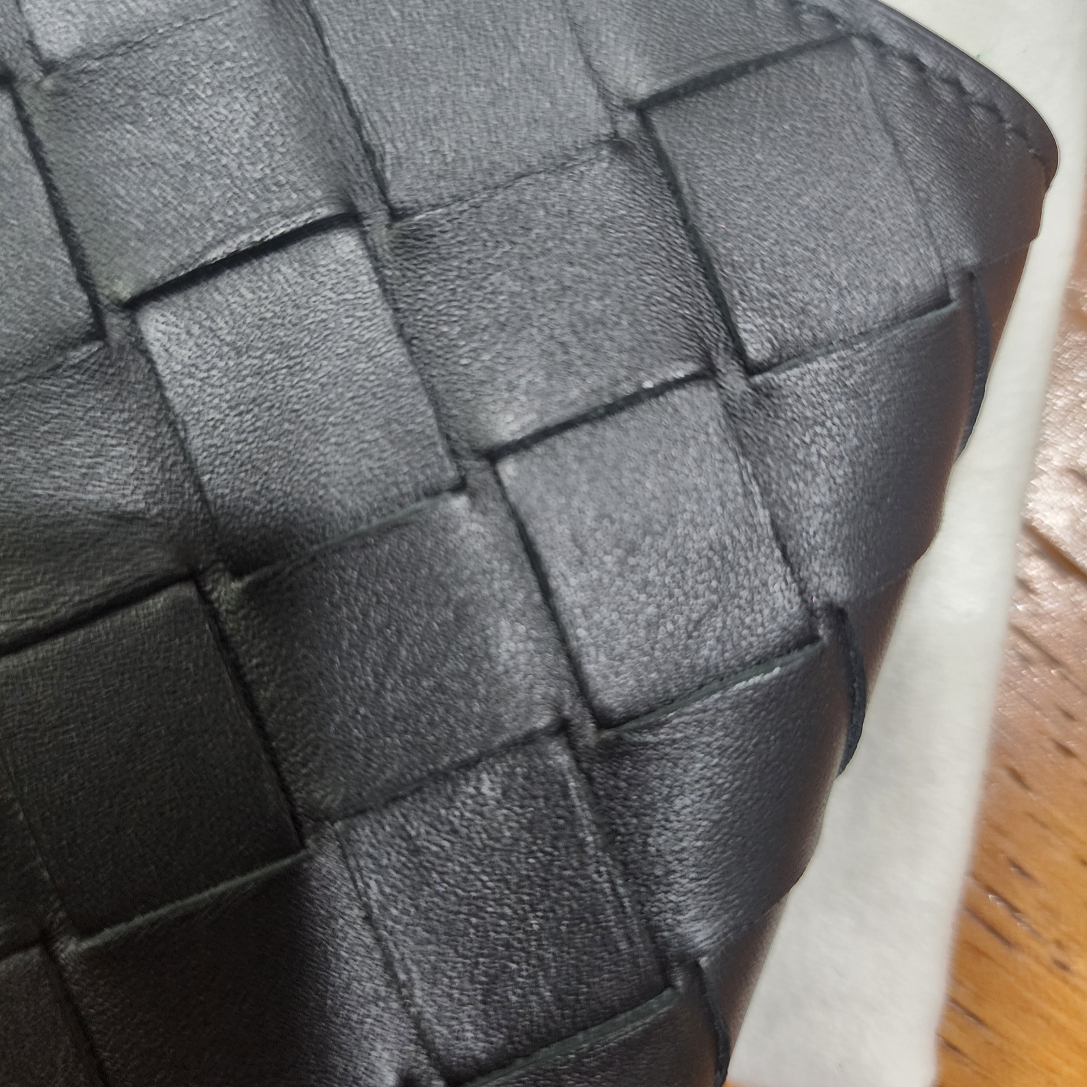 Bottega Veneta Bi-Fold Wallet Black 착용 스타일 - 3