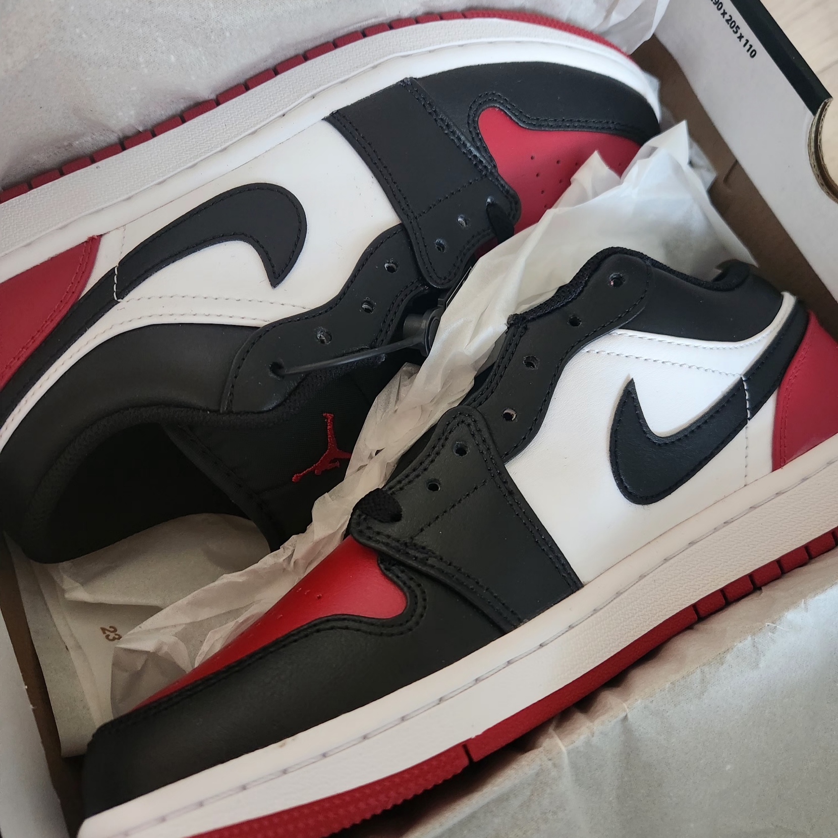 Jordan 1 Low White Varsity Red 착용 스타일 - 1