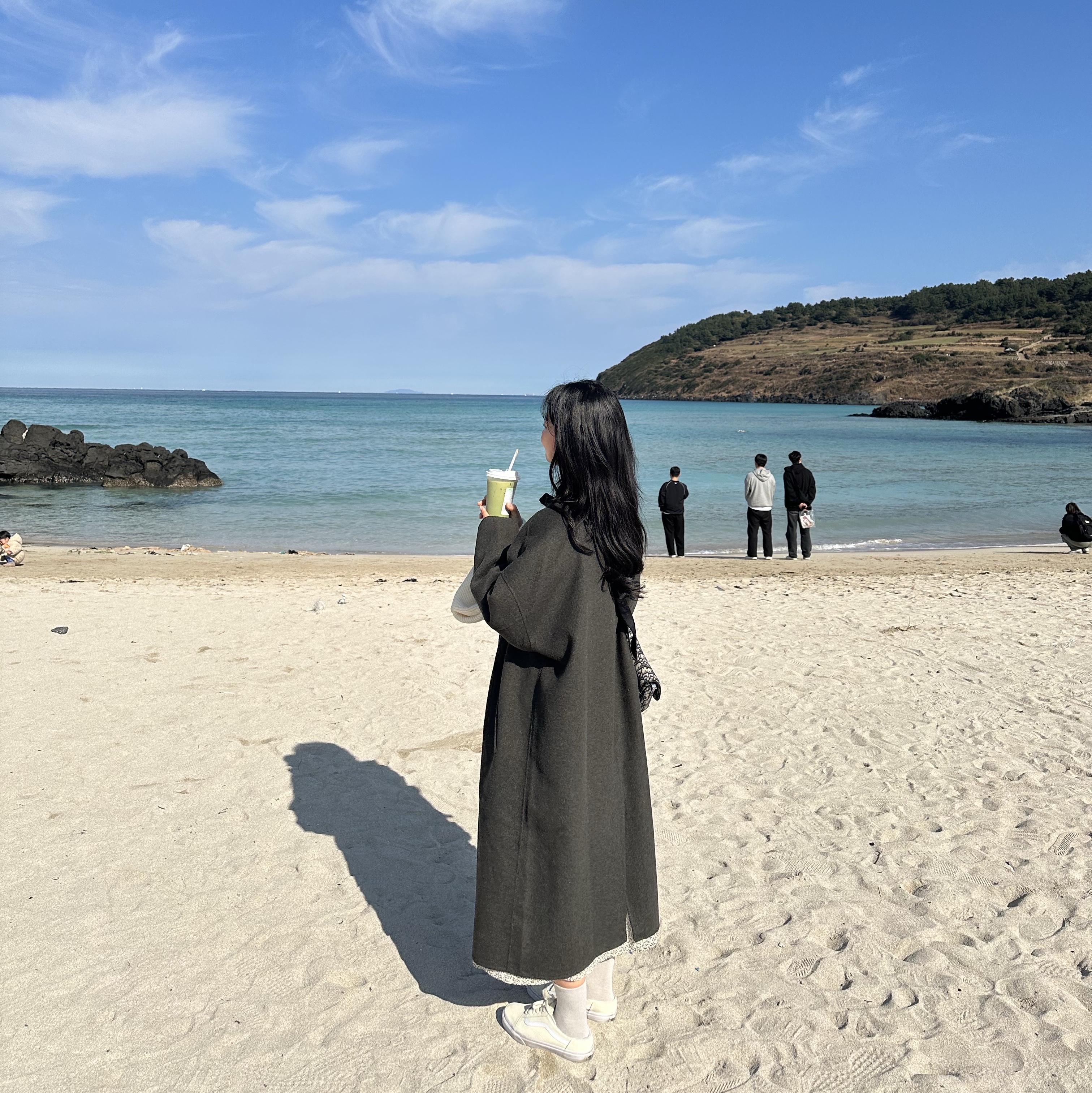 Dior Saddle Bag Beige & Black Dior Oblique Jacquard, Vans Old Skool Mule Fleece Pack White Asparagus 착용 스타일 - 1